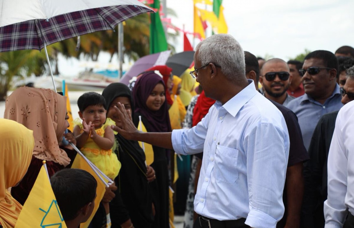 އިބޫ މިއަދު ފަރެސްމާތޮޑާގައި. އޭނާ އަށް މަރުހަބާ ދަންނަވަން ގިނަ އަދަދެއްގެ ބަޔަކު ނުކުތް. - ފޮޓޯ: އެމްޑީޕީ