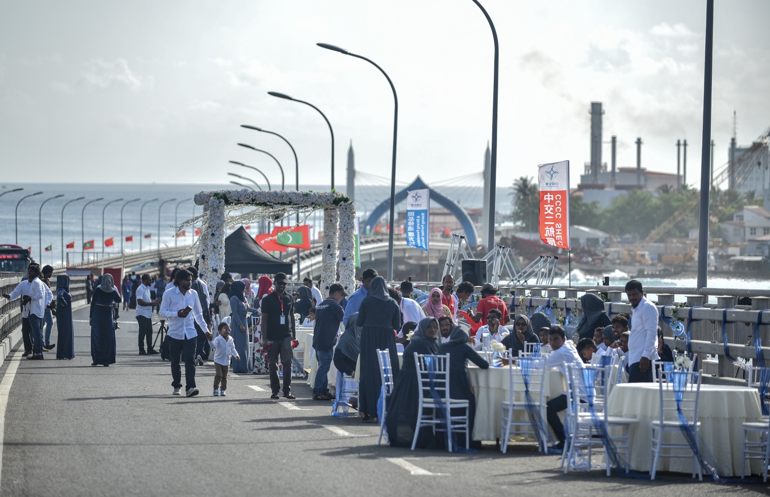 އޮގަސްޓް 31، 2018- މާލެ-ހުޅުލެ ބްރިޖުމަތީގައި މިއަދު ހަވީރު ކައިވެނި ކުރުމަށްޓަކައި ޒީނަތްތެރި ކޮށްފައިވާ ސަރަހައްދުގައި ބައެއް އާއިލާތައް މަޑުކޮށްލައިގެން.--- ފޮޓޯ: އަހުމަދު ނިޝާތު/މިހާރު