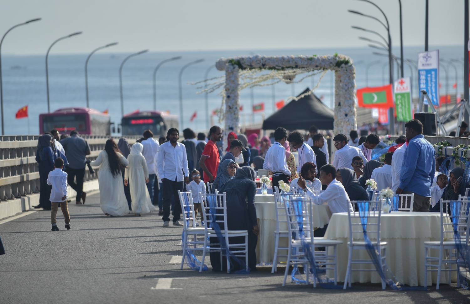 ބްރިޖުމަތީގައި މިއަދު ކުރި ފަސް ކައިވެންނަށް އެ ތަން ޒީނަތްތެރި ކޮށްފައި.---ފޮޓޯ: އަހުމަދު ނިޝާތު/މިހާރު