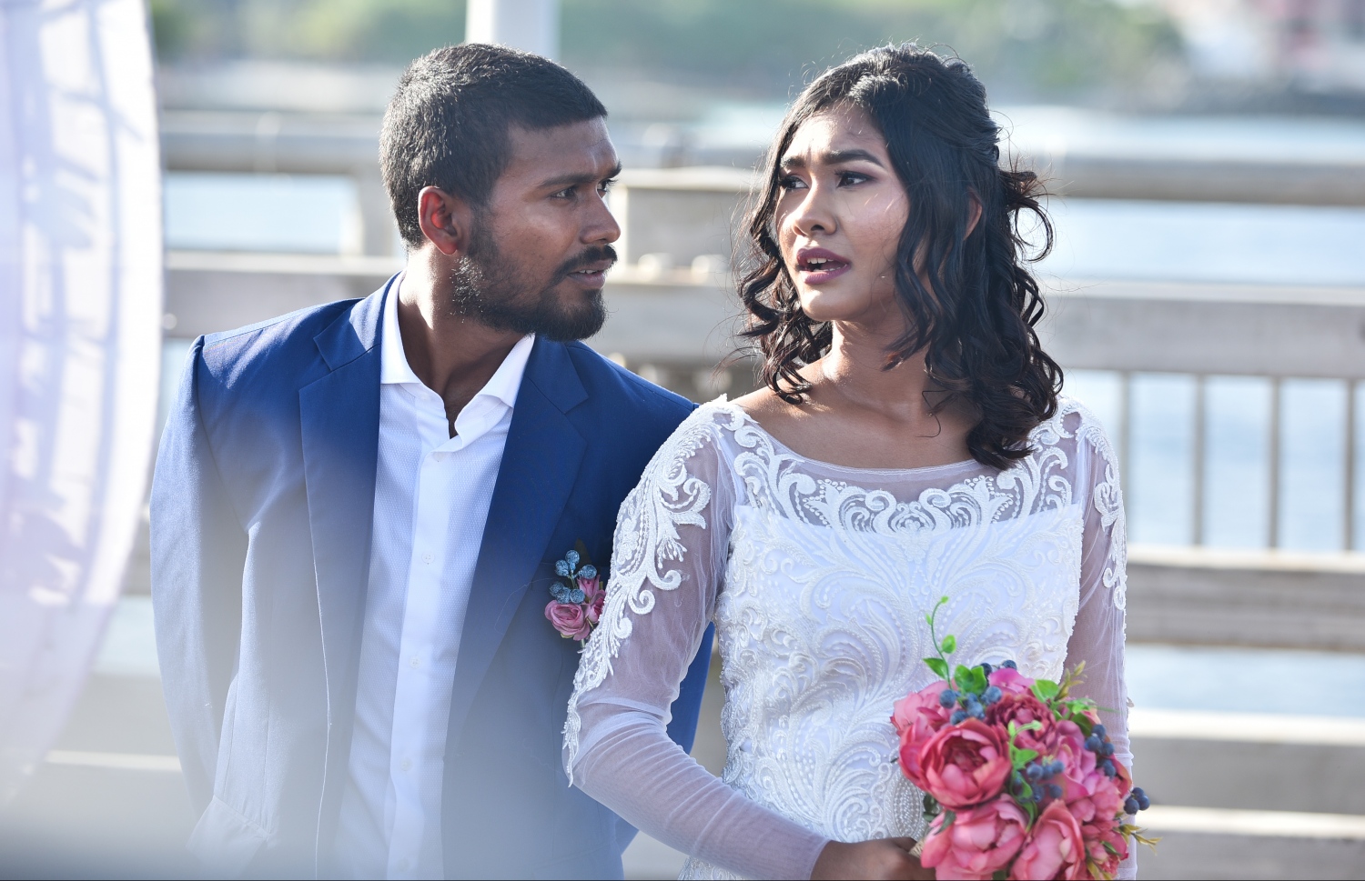 މާލެ: އޮގަސްޓް 31، 2018- މާލެ-ހުޅުލެ ބްރިޖުމަތީގައި ކައިވެނި ކުރި އިބްރާހިމް ރަޝީދާއި ނައުޝާ މަޖީދު.--- ފޮޓޯ: އަހުމަދު ނިޝާތު/މިހާރު