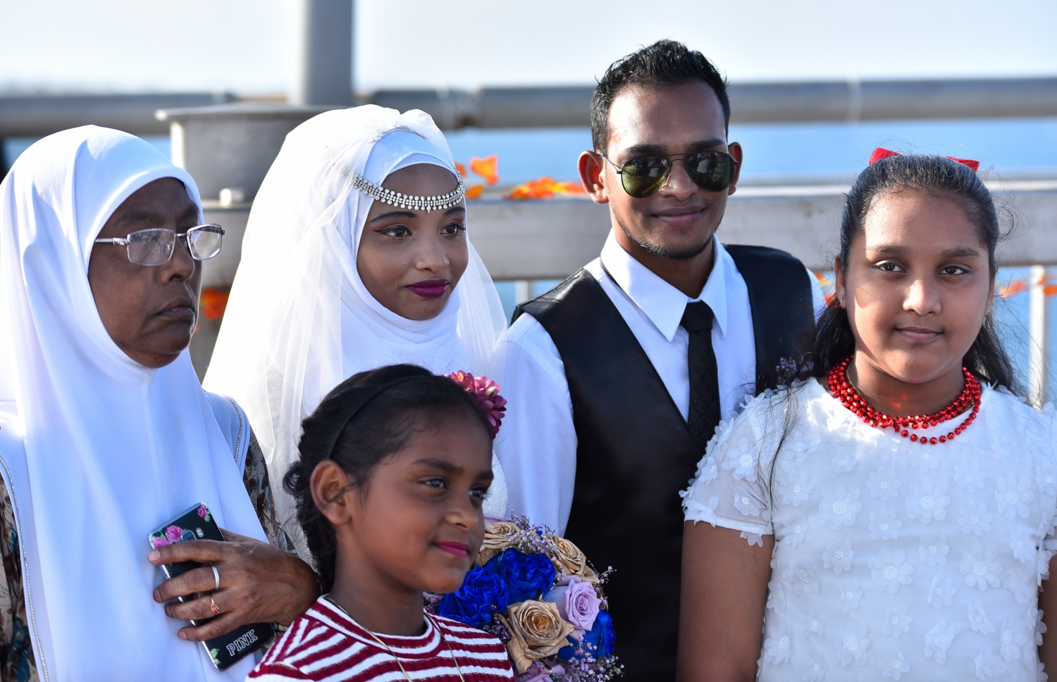 މާލެ: އޮގަސްޓް 31، 2018- މާލެ-ހުޅުލެ ބްރިޖުމަތީގައި މިއަދު ކައިވެނި ކުރި ދެ ޒުވާނަކު، އެ މީހުންގެ އާއިލާގެ ބަޔަކާ އެކު ފޮޓޯއަކަށް ހުއްޓިގެން.---ފޮޓޯ: އަހުމަދު ނިޝާތު/މިހާރު