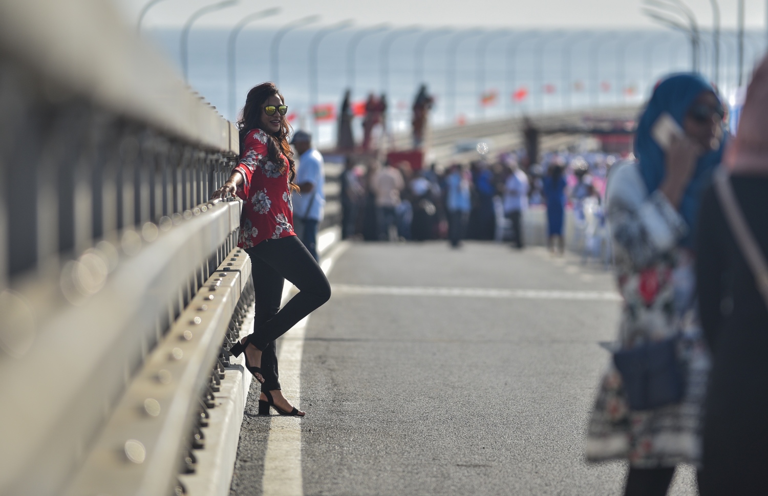 މާލެ: އޮގަސްޓް 31، 2018- މާލެ-ހުޅުލެ ބްރިޖުމަތީގައި މިއަދު ކައިވެނި ކުރި ޒުވާނެއްގެ އާއިލާ މީހަކު، ބްރިޖުމަތީގައި ފޮޓޯއަކަށް ހުއްޓިގެން.---ފޮޓޯ: އަހުމަދު ނިޝާތު/މިހާރު