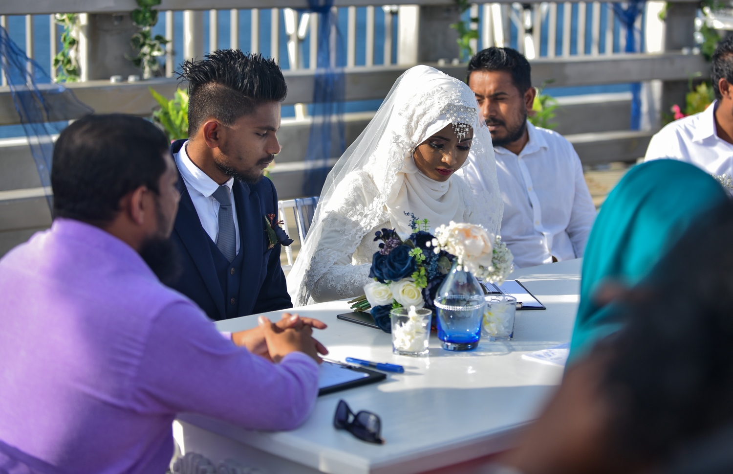 މާލެ: އޮގަސްޓް 31، 2018- މާލެ-ހުޅުލެ ބްރިޖުމަތީގައި މިއަދު ކައިވެނި ކުރި ދެ ޒުވާނަކު، ކައިވެނީގެ ހަފުލާގައި.---ފޮޓޯ: އަހުމަދު ނިޝާތު/މިހާރު