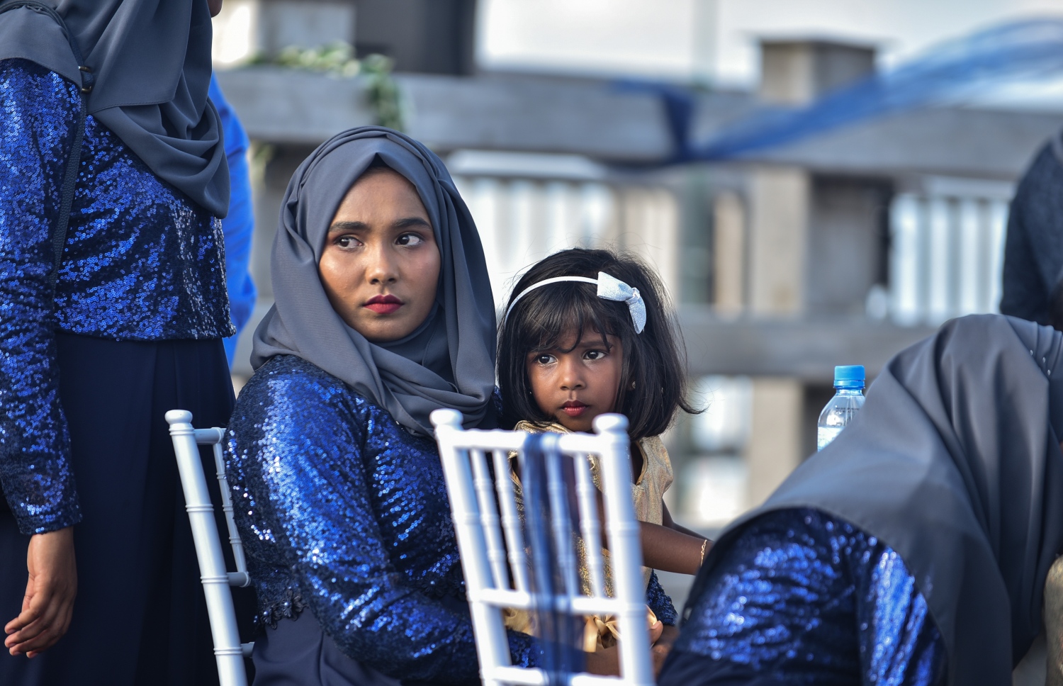 މާލެ: އޮގަސްޓް 31، 2018- މާލެ-ހުޅުލެ ބްރިޖުމަތީގައި މިއަދު ކައިވެނި ކުރި މީހުންގެ އާއިލާގެ ބަޔަކު އެތަނުގައި މަޑުކޮށްލައިގެން.---ފޮޓޯ: އަހުމަދު ނިޝާތު/މިހާރު