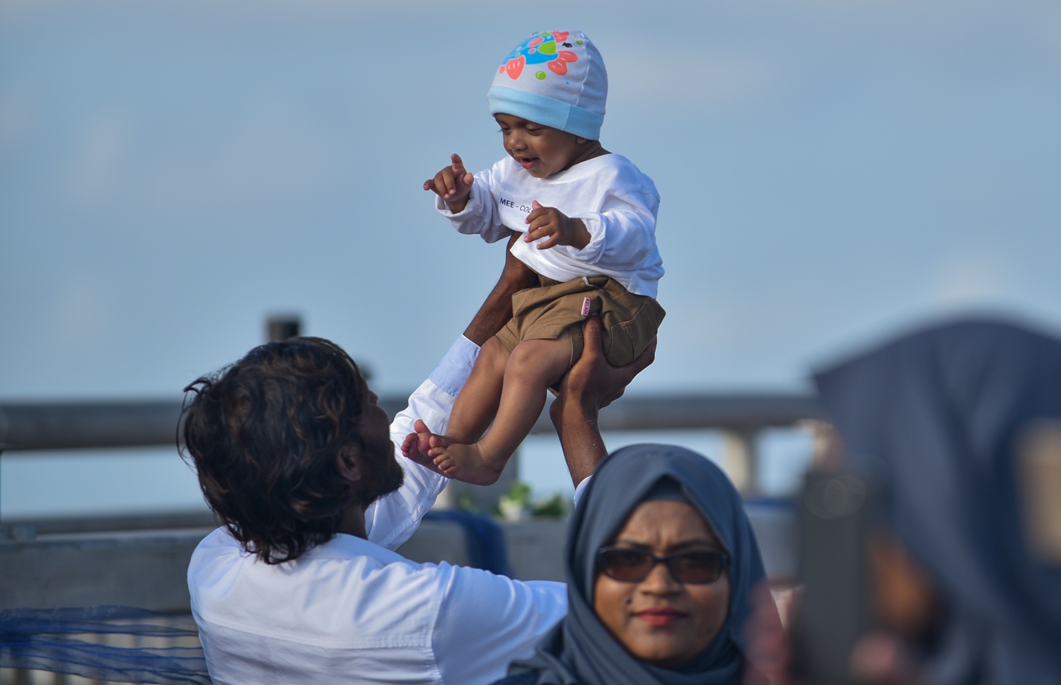 މާލެ: އޮގަސްޓް 31، 2018- މާލެ-ހުޅުލެ ބްރިޖުމަތީގައި މިއަދު ކައިވެނި ކުރި ޒުވާން ފިރިހެނަކު، ކުޑަކުއްޖަކު އުފުލަނީ.---ފޮޓޯ: އަހުމަދު ނިޝާތު/މިހާރު