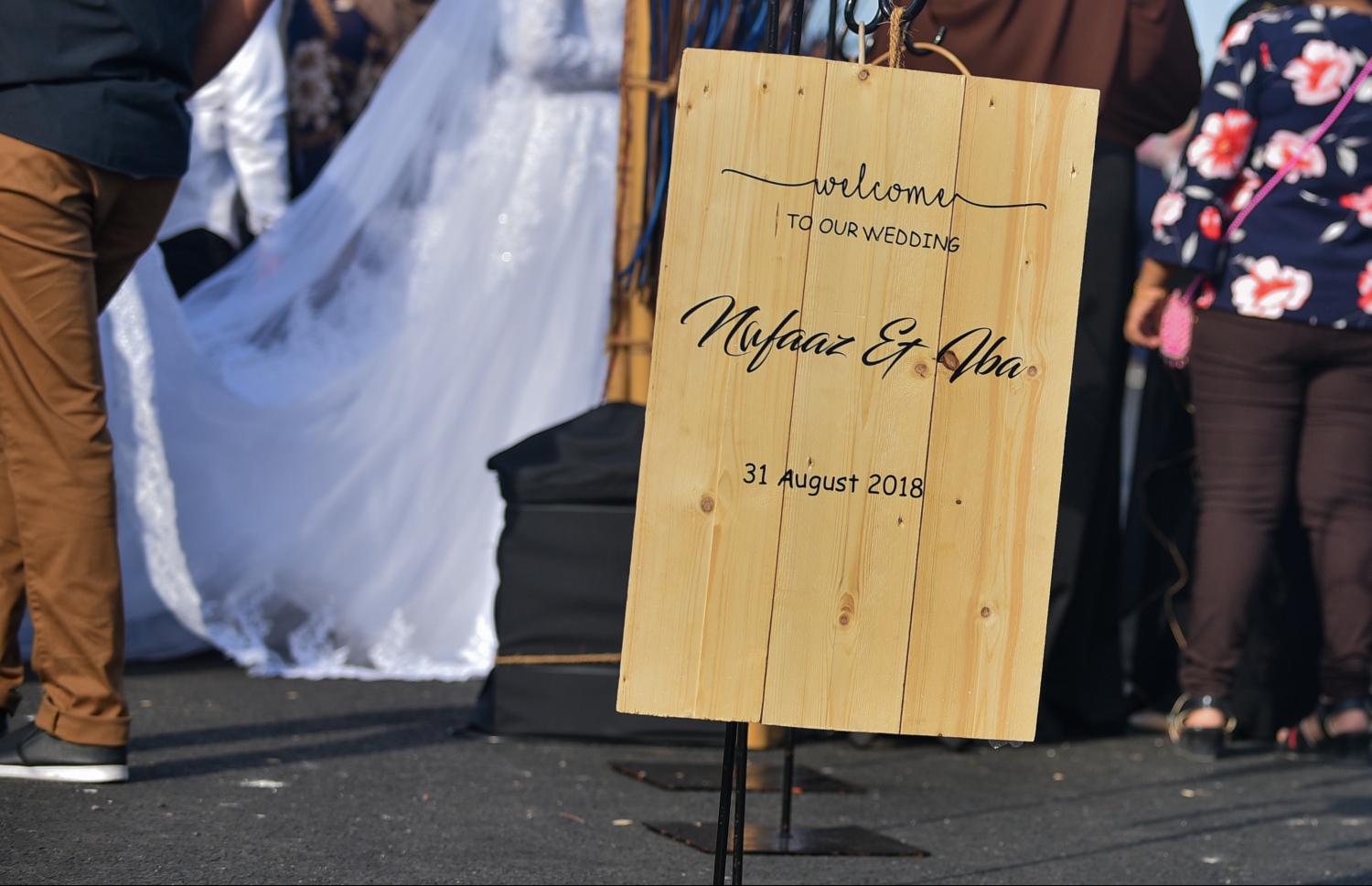 މާލެ: އޮގަސްޓް 31، 2018- މާލެ-ހުޅުލެ ބްރިޖުމަތީގައި މިއަދު ކައިވެނި ކުރި ދެ ޒުވާނެއްގެ މަރުހަބާ ބޯޑު.---ފޮޓޯ: އަހުމަދު ނިޝާތު/މިހާރު