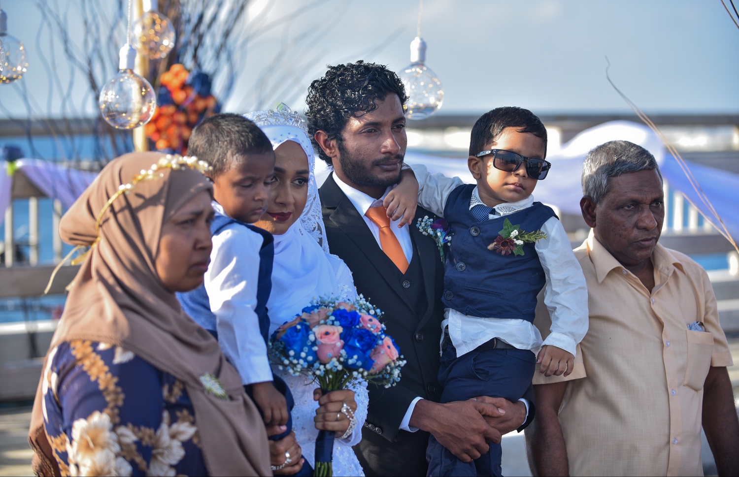 މާލެ: އޮގަސްޓް 31، 2018- މާލެ-ހުޅުލެ ބްރިޖުމަތީގައި މިއަދު ކައިވެނި ކުރި ދެ ޒުވާނަކު، އެ މީހުންގެ އާއިލާގެ ބަޔަކާ އެކު ފޮޓޯއަކަށް ހުއްޓިގެން.---ފޮޓޯ: އަހުމަދު ނިޝާތު/މިހާރު