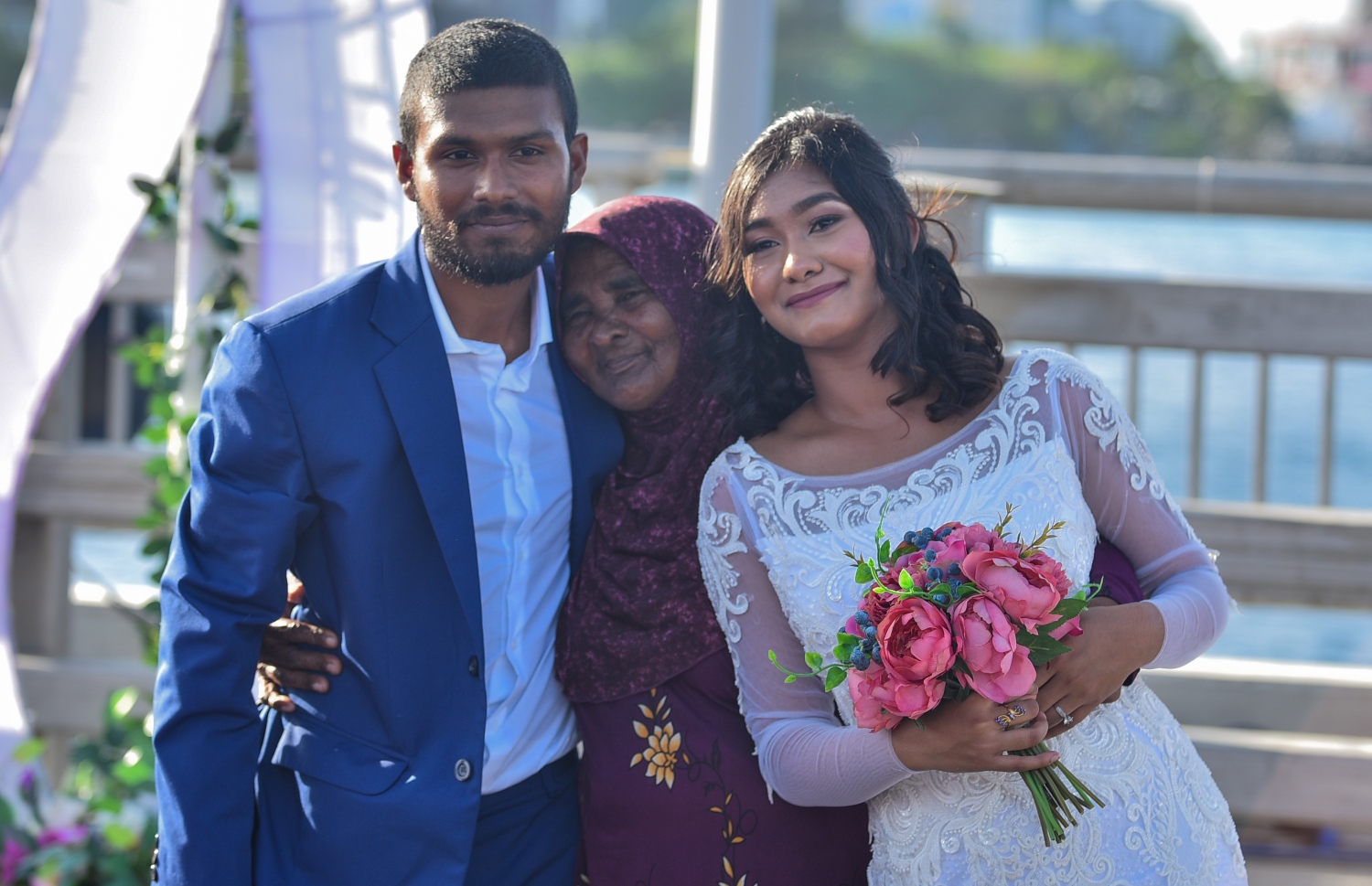 މާލެ: އޮގަސްޓް 31، 2018- މާލެ-ހުޅުލެ ބްރިޖުމަތީގައި މިއަދު ކައިވެނިކުރި ދެ ޒުވާނަކު، އާއިލާގެ މެމްބަރަކާ އެކު ފޮޓޯއަކަށް ހުއްޓިގެން.---ފޮޓޯ: އަހުމަދު ނިޝާތު/ މިހާރު