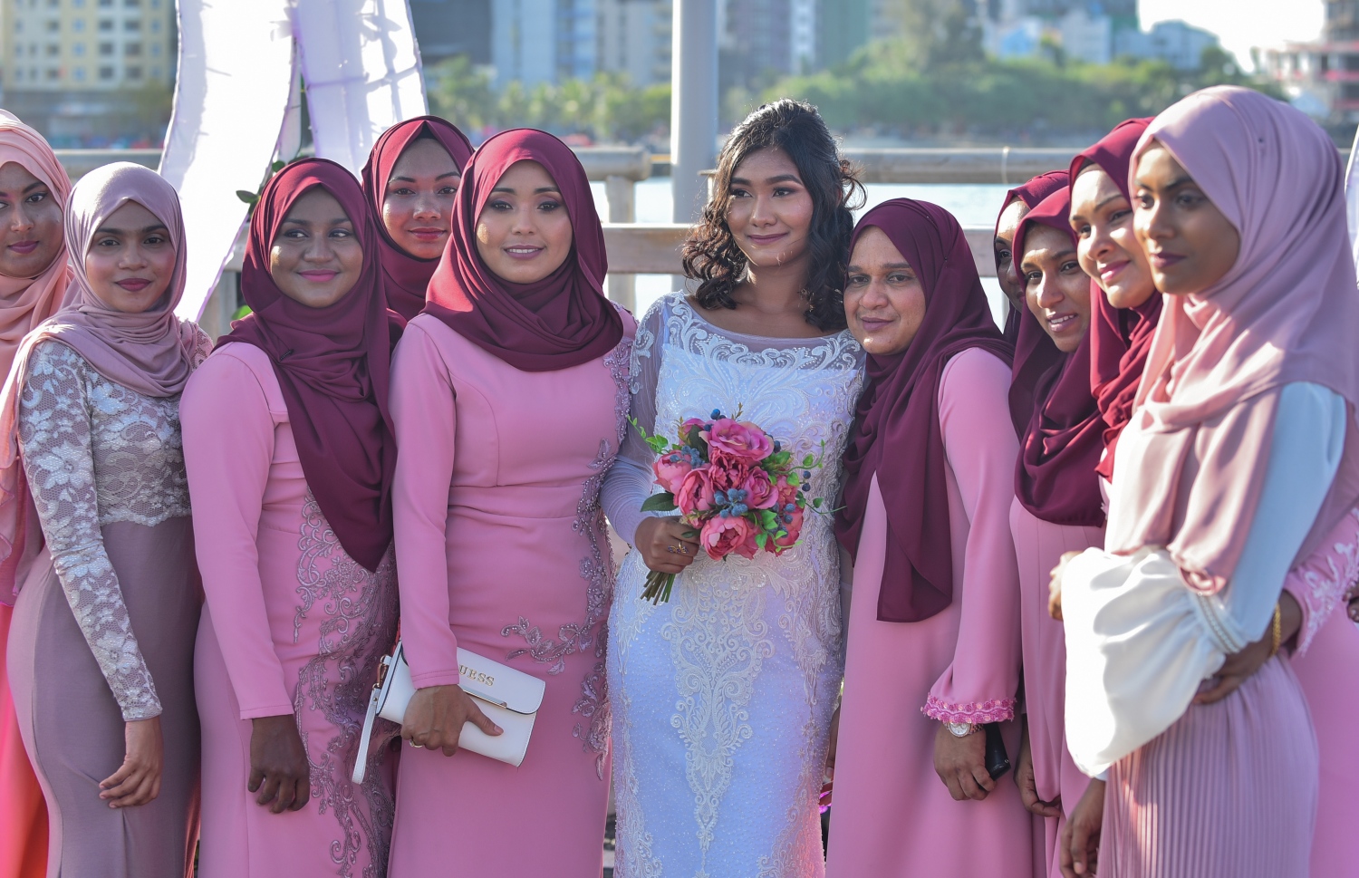 މާލެ: އޮގަސްޓް 31، 2018--- މާލެ-ހުޅުލެ ބްރިޖުމަތީގައި މިއަދު ކައިވެނި ކުރި އަންހެނަކު (ކ-3) ބަޔަކާ އެކު ފޮޓޯއެއް ނަގަނީ.---ފޮޓޯ: އަހުމަދު ނިޝާތު/މިހާރު