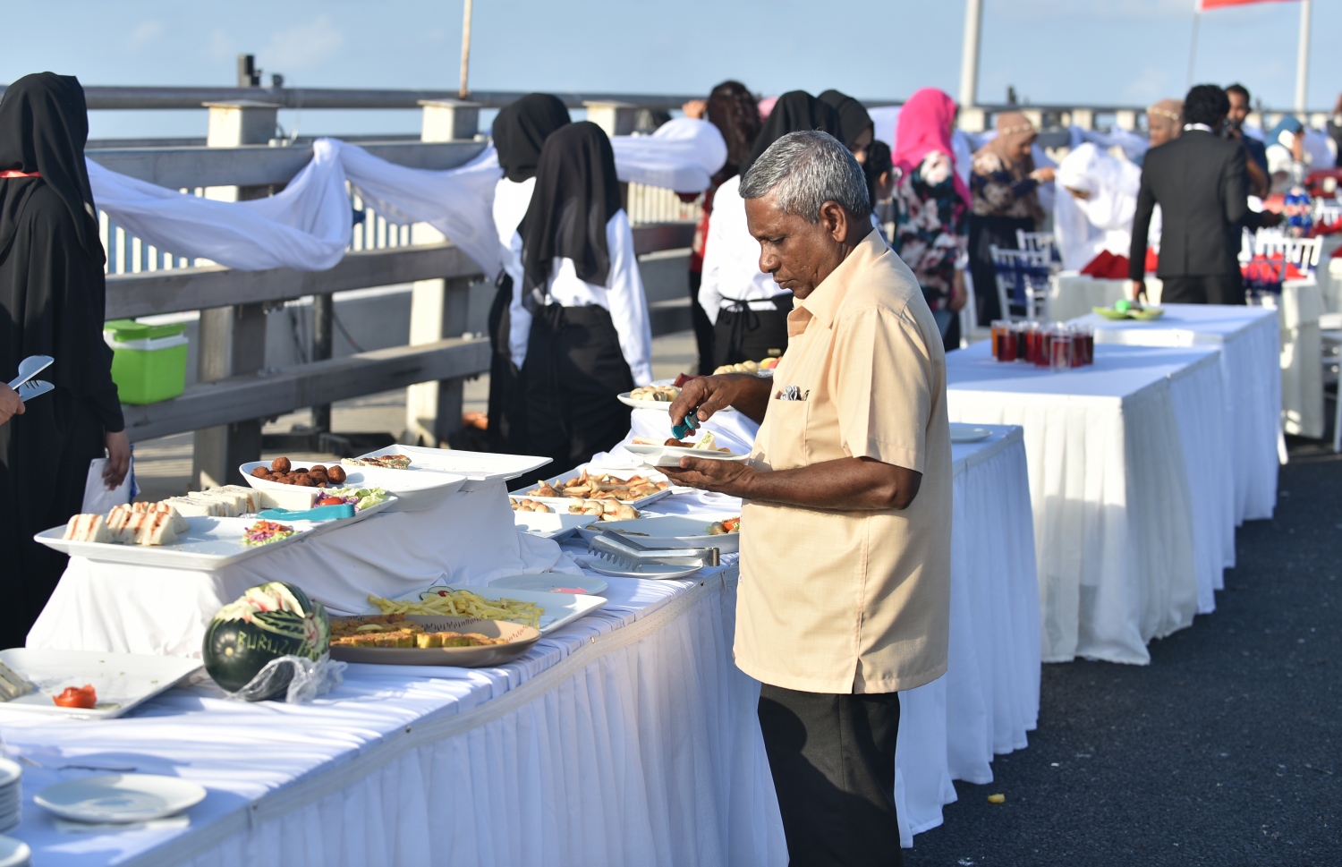 މާލެ: އޮގަސްޓް 31، 2018--- މާލެ-ހުޅުލެ ބްރިޖުމަތީގައި މިއަދު ކައިވެނި ކުރި ހަފުލާގައި، މީހަކު ސައިބޯން ތައްޔާރުވަނީ.---ފޮޓޯ: އަހުމަދު ނިޝާތު/މިހާރު