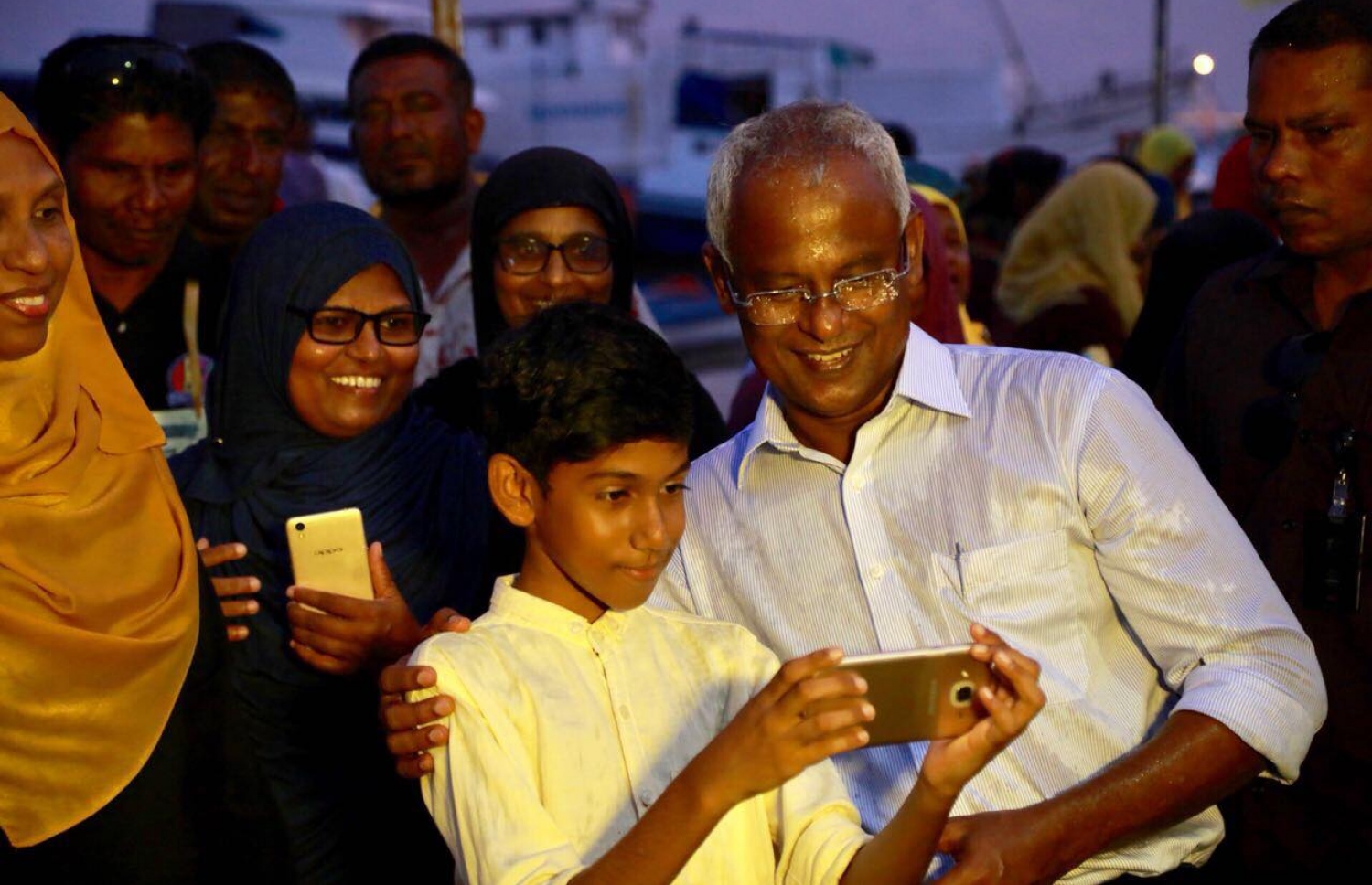 އިބޫ މިއަދު ތިނަދޫ އަށް ވަޑައިގެން، ކުޑަކުއްޖަކާއެކު ސެލްފީއެއް ނަންގަވަނީ. އެ ރަށަށް މިއަދު އިރުއޮއްސުނު އިރު ވާރޭވެހުނަސް، އިބޫ ވަނީ ސަލާމް ކުރުން ކުރިއަށް ގެންދަވާފައި. - ފޮޓޯ: އެމްޑީޕީ