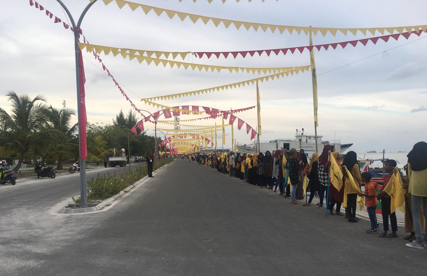 އިބޫ އަށް މަރުހަބާ ދެންނެވުމަށް ތިނަދޫގައި މިއަދު ހެދި ސަފު.