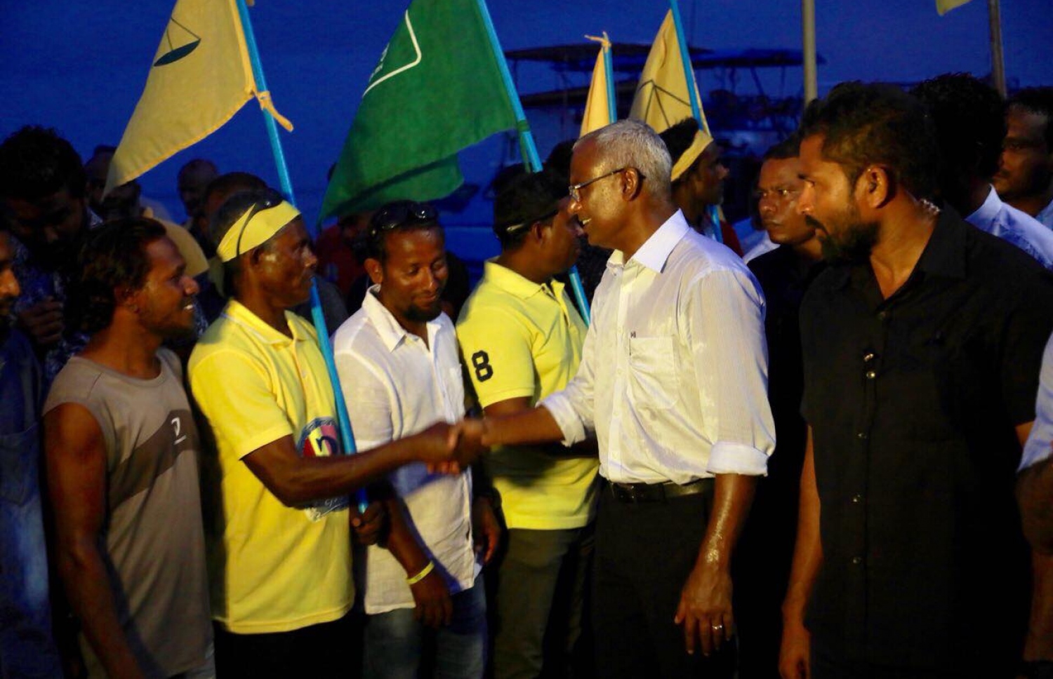 އިބޫ މިއަދު އިރުއޮއްސުނު ވަގުތު، ތިނަދޫއަށް ވަޑައިގަތުމުން، އެ ރަށު ރައްޔިތުން އޭނާ އަށް މަރުހަބާ ދަންނަވަނީ. ގިނަ ބަޔަކު އޭނާ އަށް މަރުހަބާ ދަންނަވަން ނުކުތް. - ފޮޓޯ: އެމްޑީޕީ