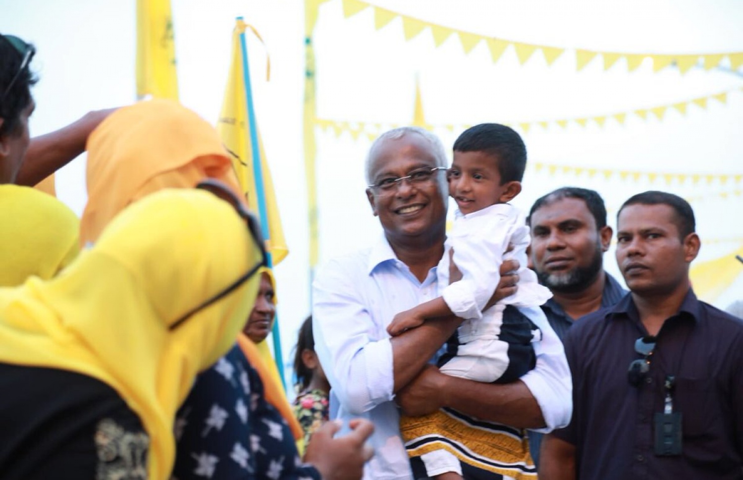 އިބޫ މިއަދު ތިނަދު އަށް ވަޑައިގެން ކުޑަ ކުއްޖަކު އުރާލައްވަނީ. - ފޮޓޯ: އެމްޑީޕީ