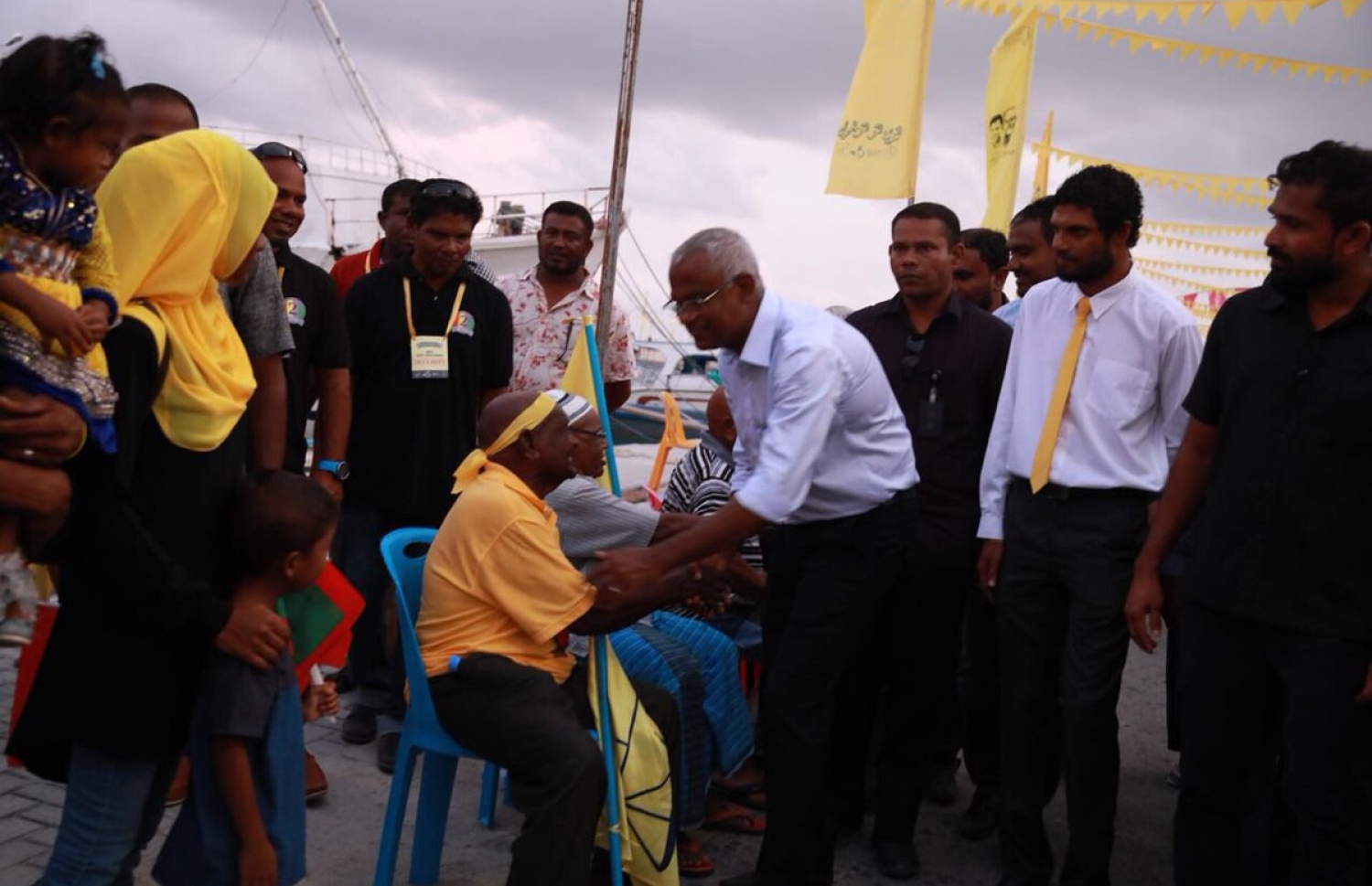 އިބޫ މިއަދު ތިނަދު އަށް ވަޑައިގެން، ގޮނޑީގައި އިށީނދެގެން ތިބި ބަޔަކާ ސަލާމް ކުރައްވަނީ. - ފޮޓޯ: އެމްޑީޕީ