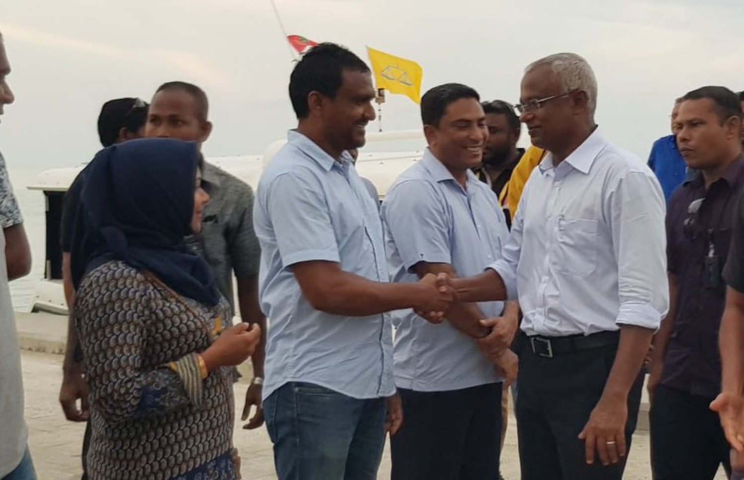 އިބޫ މިއަދު ތިނަދު އަށް ވަޑައިގެން، އަބުޅޯއާ ސަލާމް ކުރައްވަނީ. - ފޮޓޯ: އެމްޑީޕީ