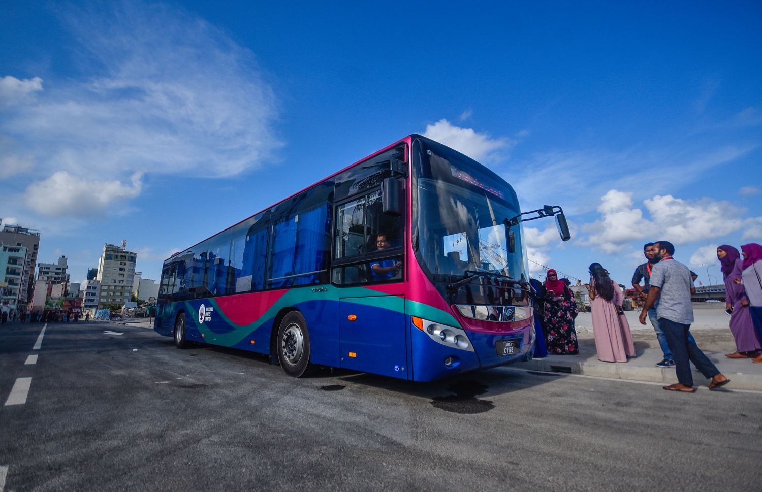 މާލެ އާއި ހުޅުލެއާ ދެމެދު އަޅާފައިވާ ސިނަމާލެ ބްރިޖުގައި ދުއްވާ ބަހެއް މީހުން އެރުވުމަށް ބްރިޖުގެ ކައިރި، މާލޭ ލޮނުޒިޔާރަތްކޮޅުގައި މަޑުކޮށްލައިގެން. ބްރިޖުގެ ބަސް ދަތުރުތައް ކުރުމަށް ހަމަޖެހިފައިވާ އެމްޕީއެލުން ދަތުރުތަކަށް ޖުމްލަ 22 ބަސް ބޭނުންކުރާ ގޮތަށް ހަމަޖެހިފައިވޭ. އޭގެ ތެރޭގައި 50-70 މީހުންގެ ޖާގައިގެ ބަހާއި، 80-100 މީހުންގެ ޖާގައިގެ ދެ ބުރި ބަސްތަކުގެ އިތުރުން 30 މީހުން އުފުލޭ ކުދި ބަސްތަކެއް ވެސް ބޭނުންކުރަން ނިންމާފައިވޭ..---ފޮޓޯ: ހުސައިން ވަހީދު/މިހާރު