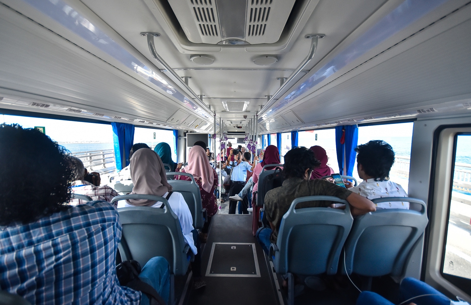 މާލެ އާއި ހުޅުލެއާ ދެމެދު އަޅާފައިވާ ސިނަމާލެ ބްރިޖުގައި ދުއްވާ ބަހެއްގެ އެތެރެ. ބްރިޖުގެ ބަސް ދަތުރުތައް ކުރުމަށް ހަމަޖެހިފައިވާ އެމްޕީއެލުން ދަތުރުތަކަށް ޖުމްލަ 22 ބަސް ބޭނުންކުރާ ގޮތަށް ހަމަޖެހިފައިވޭ. އޭގެ ތެރޭގައި 50-70 މީހުންގެ ޖާގައިގެ ބަހާއި، 80-100 މީހުންގެ ޖާގައިގެ ދެ ބުރި ބަސްތަކުގެ އިތުރުން 30 މީހުން އުފުލޭ ކުދި ބަސްތަކެއް ވެސް ބޭނުންކުރަން ނިންމާފައިވޭ..---ފޮޓޯ: ހުސައިން ވަހީދު/މިހާރު