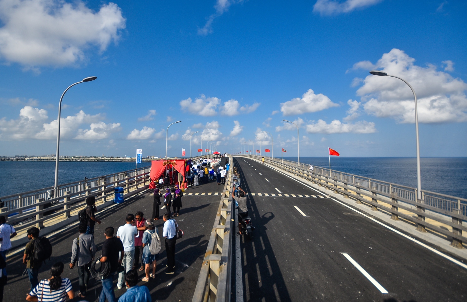 މާލެ އާއި ހުޅުލެއާ ދެމެދު އަޅާފައިވާ ސިނަމާލެ ބްރިޖުގެ ހުޅުލެ ކޮޅު.މިބްރިޖުގައި ވެހިކަލްތަކަށް ޖުމްލަ ހަތަރު ލޭން އޮވޭ. އެއީ ހުޅުލޭ ކޮޅަށް ޚާއްސަ ދެ ލޭނާއި މާލޭ ކޮޅަށް ދެ ލޭން. މާލޭ ކޮޅުގެ ދެ ލޭންގައި، 3.5 މީޓަރު ހުންނައިރު، އަނެއް ދެ ލޭންގައި ހުންނަނީ 3.2 މީޓަރު. އޭގެ އިތުރުން، ދެ ފަރާތުން ބައިސިކަލް ދުއްވޭވަރުގެ 2 ލޭނެއް ވަނީ ހަދައިފަ. އާންމު ދަތުރުތަކަށް ބްރިޖު ހުޅުވާލުމަށް ހަމަޖެހިފައިވަނީ އަންނަ ހުކުރު ދުވަހު.---ފޮޓޯ: ހުސައިން ވަހީދު/މިހާރު