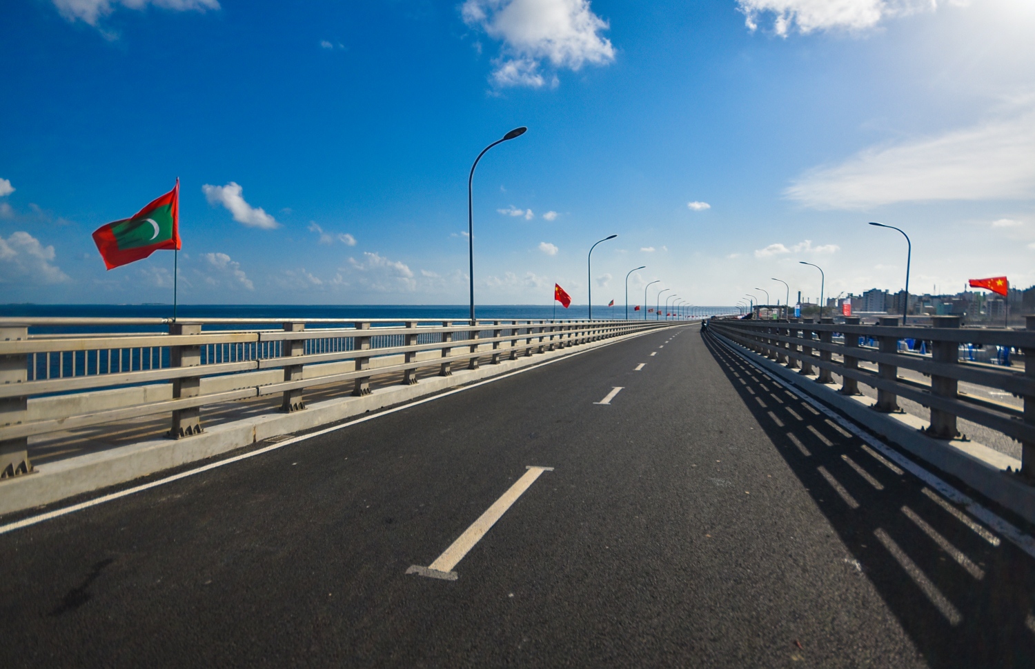 މާލެ އާއި ހުޅުލެއާ ދެމެދު އަޅާފައިވާ ސިނަމާލެ ބްރިޖުގައި ވެހިކަލްތަކަށް ހަދާފައިވާ 2 ލޭނެއް. މިބްރިޖުގައި ވެހިކަލްތަކަށް ޖުމްލަ ހަތަރު ލޭން އޮވޭ. އެއީ ހުޅުލޭ ކޮޅަށް ޚާއްސަ ދެ ލޭނާއި މާލޭ ކޮޅަށް ދެ ލޭން. މާލޭ ކޮޅުގެ ދެ ލޭންގައި، 3.5 މީޓަރު ހުންނައިރު، އަނެއް ދެ ލޭންގައި ހުންނަނީ 3.2 މީޓަރު. އޭގެ އިތުރުން، ދެ ފަރާތުން ބައިސިކަލް ދުއްވޭވަރުގެ 2 ލޭނެއް ވަނީ ހަދައިފަ..---ފޮޓޯ: ހުސައިން ވަހީދު/މިހާރު