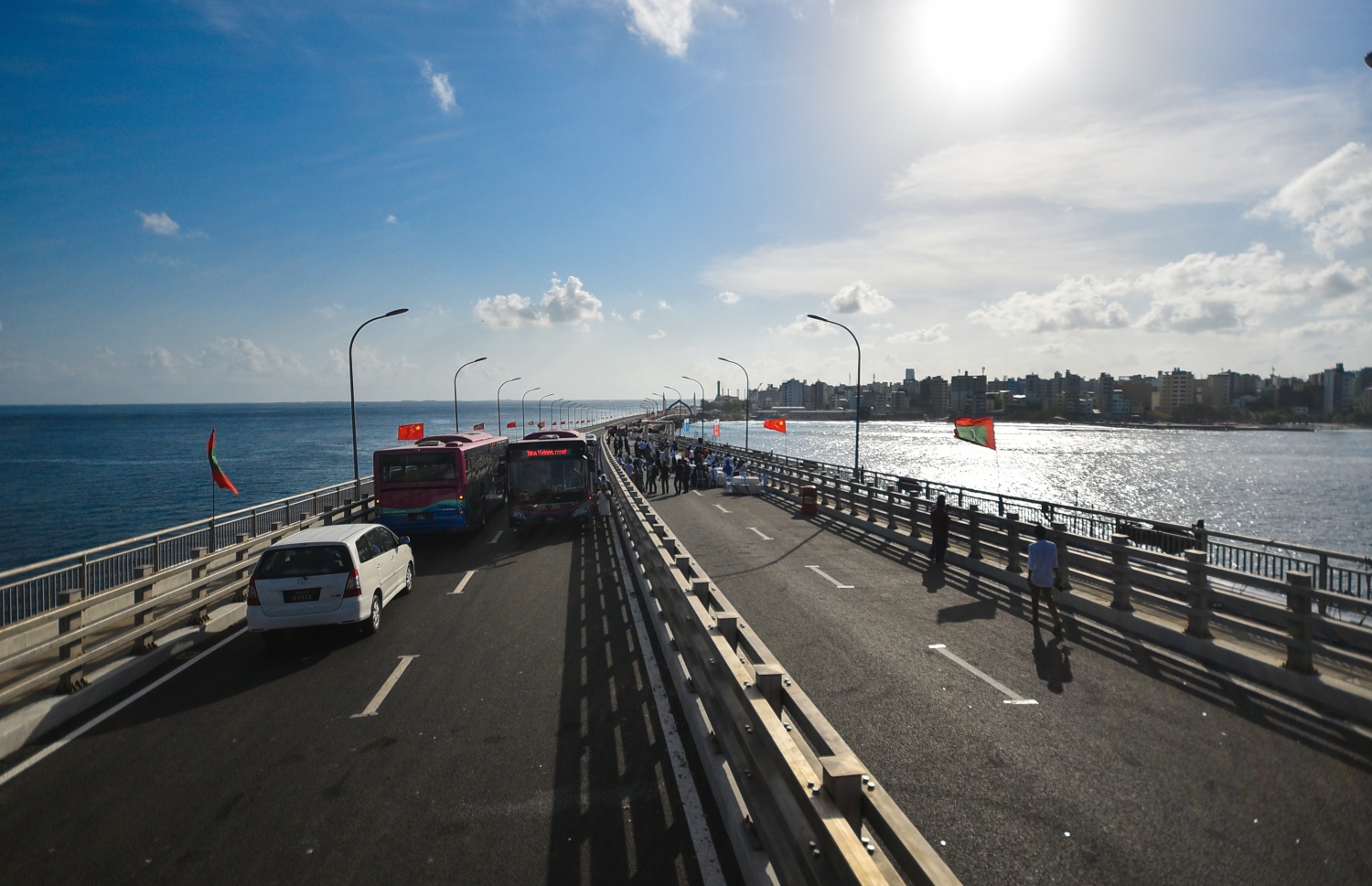 މާލެ އާއި ހުޅުލެއާ ދެމެދު އަޅާފައިވާ ސިނަމާލެ ބްރިޖުގެ މާލޭ ކޮޅު. މިބްރިޖުގައި ވެހިކަލްތަކަށް ޖުމްލަ ހަތަރު ލޭން އޮވޭ. އެއީ ހުޅުލޭ ކޮޅަށް ޚާއްސަ ދެ ލޭނާއި މާލޭ ކޮޅަށް ދެ ލޭން. މާލޭ ކޮޅުގެ ދެ ލޭންގައި، 3.5 މީޓަރު ހުންނައިރު، އަނެއް ދެ ލޭންގައި ހުންނަނީ 3.2 މީޓަރު. އޭގެ އިތުރުން، ދެ ފަރާތުން ބައިސިކަލް ދުއްވޭވަރުގެ 2 ލޭނެއް ވަނީ ހަދައިފަ..---ފޮޓޯ: ހުސައިން ވަހީދު/މިހާރު