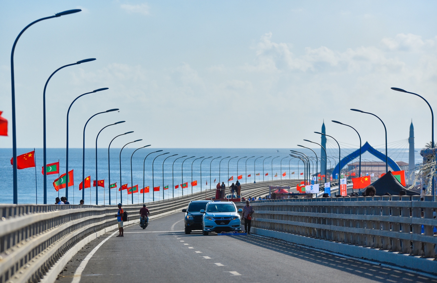 މާލެ އާއި ހުޅުލެއާ ދެމެދު އަޅާފައިވާ ސިނަމާލެ ބްރިޖުގައި ވެހިކަލްތަކަށް ހަދާފައިވާ 2 ލޭނެއް. މިބްރިޖުގައި ވެހިކަލްތަކަށް ޖުމްލަ ހަތަރު ލޭން އޮވޭ. އެއީ ހުޅުލޭ ކޮޅަށް ޚާއްސަ ދެ ލޭނާއި މާލޭ ކޮޅަށް ދެ ލޭން. މާލޭ ކޮޅުގެ ދެ ލޭންގައި، 3.5 މީޓަރު ހުންނައިރު، އަނެއް ދެ ލޭންގައި ހުންނަނީ 3.2 މީޓަރު.---ފޮޓޯ: ހުސައިން ވަހީދު/މިހާރު