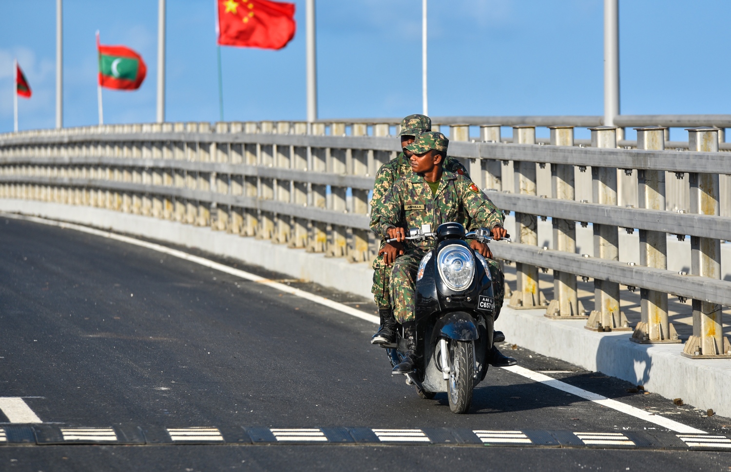 މާލެ އާއި ހުޅުލެއާ ދެމެދު އަޅާފައިވާ ސިނަމާލެ ބްރިޖުގައި ވެހިކަލްތަކަށް ހަދާފައިވާ ލޭނެއްގައި ސިފައިންގެ ދެމީހުން ސައިކަލެއްގައި ދުއްވާފައިދަނީ. މިބްރިޖުގައި ވެހިކަލްތަކަށް ޖުމްލަ ހަތަރު ލޭން އޮވޭ. އެއީ ހުޅުލޭ ކޮޅަށް ޚާއްސަ ދެ ލޭނާއި މާލޭ ކޮޅަށް ދެ ލޭން. މާލޭ ކޮޅުގެ ދެ ލޭންގައި، 3.5 މީޓަރު ހުންނައިރު، އަނެއް ދެ ލޭންގައި ހުންނަނީ 3.2 މީޓަރު. އޭގެ އިތުރުން، ދެ ފަރާތުން ބައިސިކަލް ދުއްވޭވަރުގެ 2 ލޭނެއް ވަނީ ހަދައިފަ..---ފޮޓޯ: ހުސައިން ވަހީދު/މިހާރު