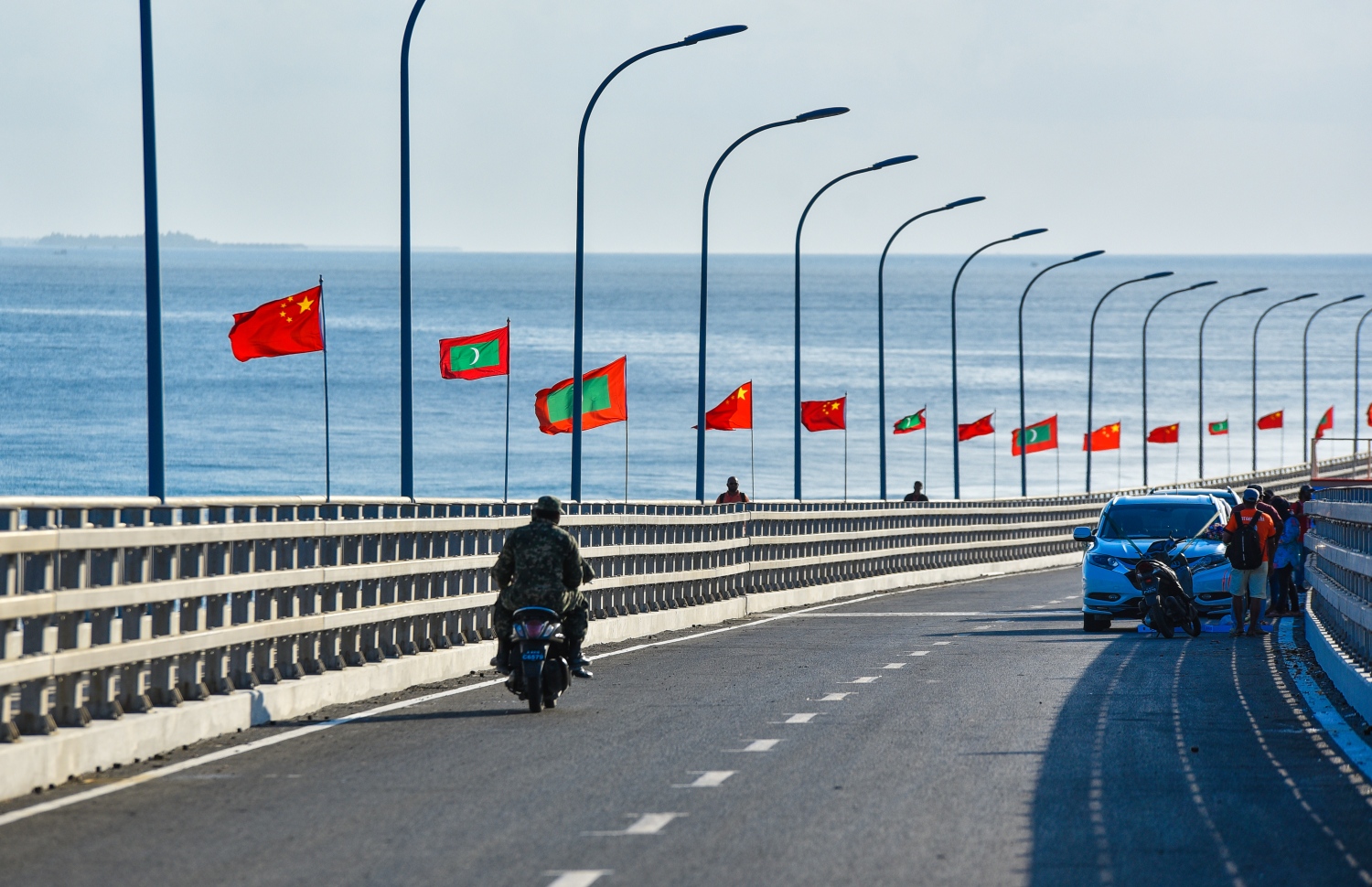 މާލެ އާއި ހުޅުލެއާ ދެމެދު އަޅާފައިވާ ސިނަމާލެ ބްރިޖުން ސިފައިންގެ 2 މީހަކު ސައިކަލެއްގައި ދުއްވާފައިދަނީ. އާންމު ދަތުރުތަކަށް ބްރިޖު ހުޅުވާލުމަށް ހަމަޖެހިފައިވަނީ އަންނަ ހުކުރު ދުވަހު.---ފޮޓޯ: ހުސައިން ވަހީދު/މިހާރު