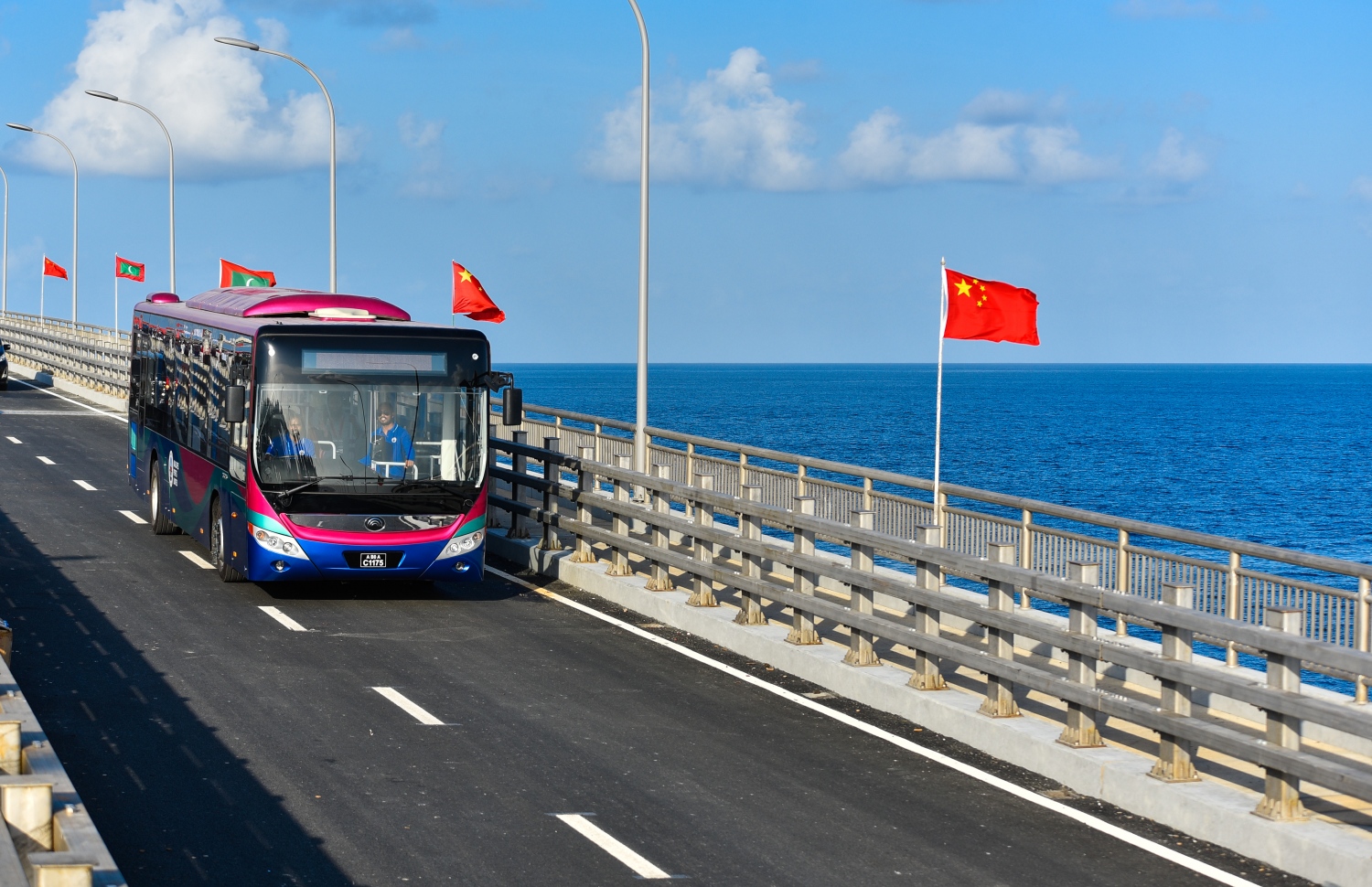 މާލެ އާއި ހުޅުލެއާ ދެމެދު އަޅާފައިވާ ސިނަމާލެ ބްރިޖުގައި ވެހިކަލްތަކަށް ހަދާފައިވާ ހަތަރު ލޭންގެ ތެރެއިން މާލޭ ކޮޅަށް ދާ ލޭނެއްގައި ބަހެއް ދުއްވާފައި ދަނީ: ބްރިޖުގައި ބަސް ދަތުރުތައް ކުރުމަށް ހަމަޖެހިފައިވާ އެމްޕީއެލުން ދަތުރުތަކަށް ޖުމްލަ 22 ބަސް ބޭނުންކުރާ ގޮތަށް ހަމަޖެހިފައިވޭ. އޭގެ ތެރޭގައި 50-70 މީހުންގެ ޖާގައިގެ ބަހާއި 80-100 މީހުންގެ ޖާގައިގެ ދެ ބުރި ބަސްތަކުގެ އިތުރުން 30 މީހުން އުފުލޭ ކުދި ބަސްތަކެއް ވެސް ބޭނުންކުރަން ނިންމާފައިވޭ.---ފޮޓޯ: ހުސައިން ވަހީދު/މިހާރު