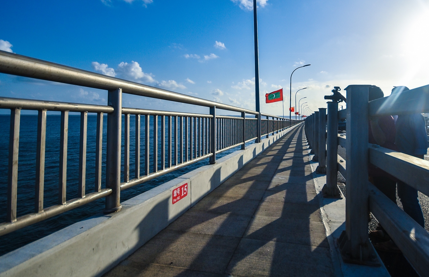 މާލެ އާއި ހުޅުލެއާ ދެމެދު އަޅާފައިވާ ސިނަމާލެ ބްރިޖުގެ ދެ ފަރާތުން ހަދާފައިވާ ދެ ބައިސިކަލް ލޭނުގެ ތެރެއިން ދެކުނު އަރިމަތީގައި އޮންނަ ލޭން. އާންމު ދަތުރުތަކަށް ބްރިޖު ހުޅުވާލުމަށް ހަމަޖެހިފައިވަނީ އަންނަ ހުކުރު ދުވަހު.---ފޮޓޯ: ހުސައިން ވަހީދު/މިހާރު