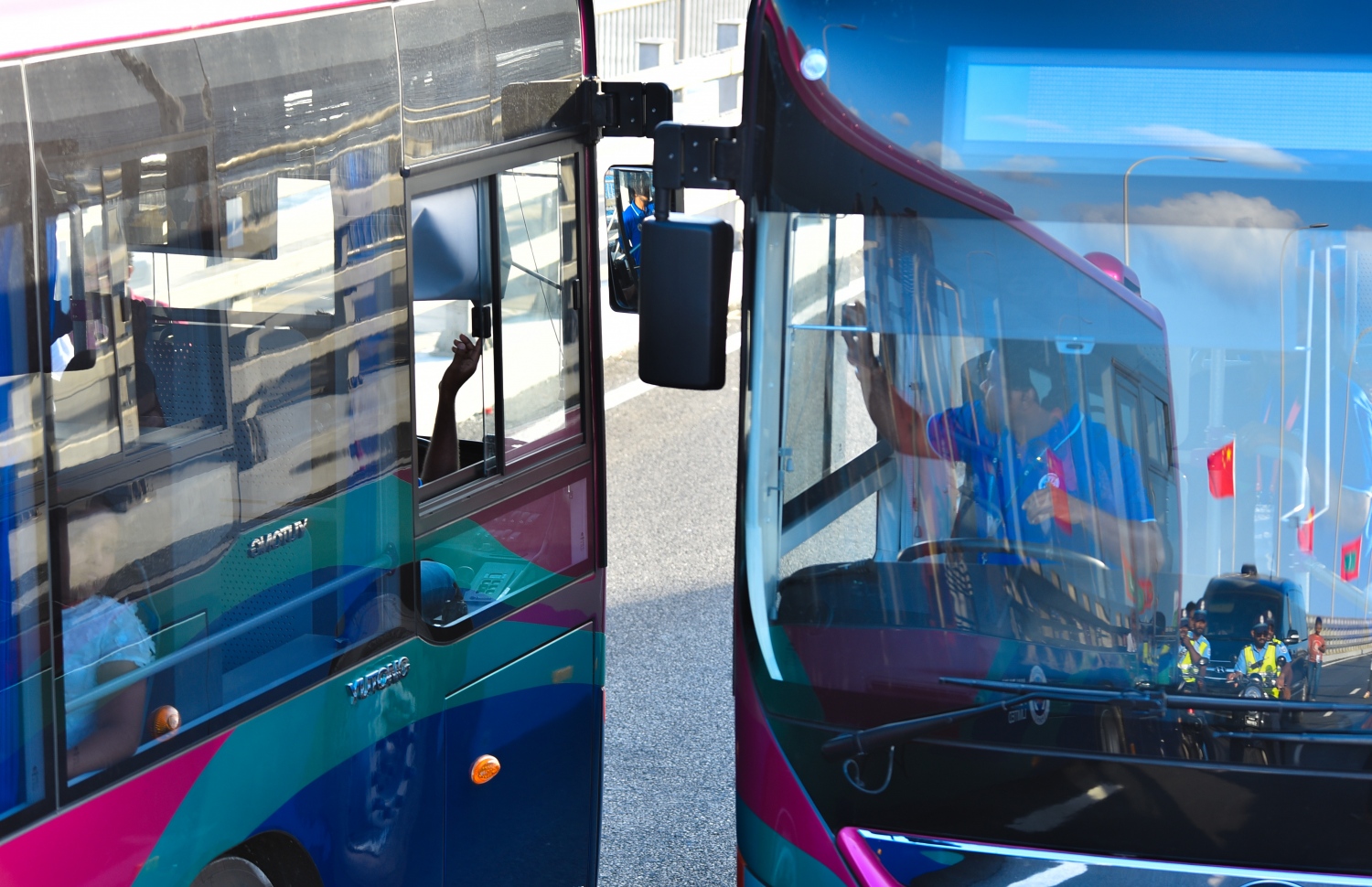 މާލެ އާއި ހުޅުލެއާ ދެމެދު އަޅާފައިވާ ސިނަމާލެ ބްރިޖުގައި ދުއްވާފައިދާ 2 ބަހެއްގެ ޑްރައިވަރުން އެކަކު އަނެކަކަށް އިޝާރާތްކޮށްލަނީ. ބްރިޖުގެ ބަސް ދަތުރުތައް ކުރުމަށް ހަމަޖެހިފައިވާ އެމްޕީއެލުން ދަތުރުތަކަށް ޖުމްލަ 22 ބަސް ބޭނުންކުރާ ގޮތަށް ހަމަޖެހިފައިވޭ. އޭގެ ތެރޭގައި 50-70 މީހުންގެ ޖާގައިގެ ބަހާއި، 80-100 މީހުންގެ ޖާގައިގެ ދެ ބުރި ބަސްތަކުގެ އިތުރުން 30 މީހުން އުފުލޭ ކުދި ބަސްތަކެއް ވެސް ބޭނުންކުރަން ނިންމާފައިވޭ..---ފޮޓޯ: ހުސައިން ވަހީދު/މިހާރު