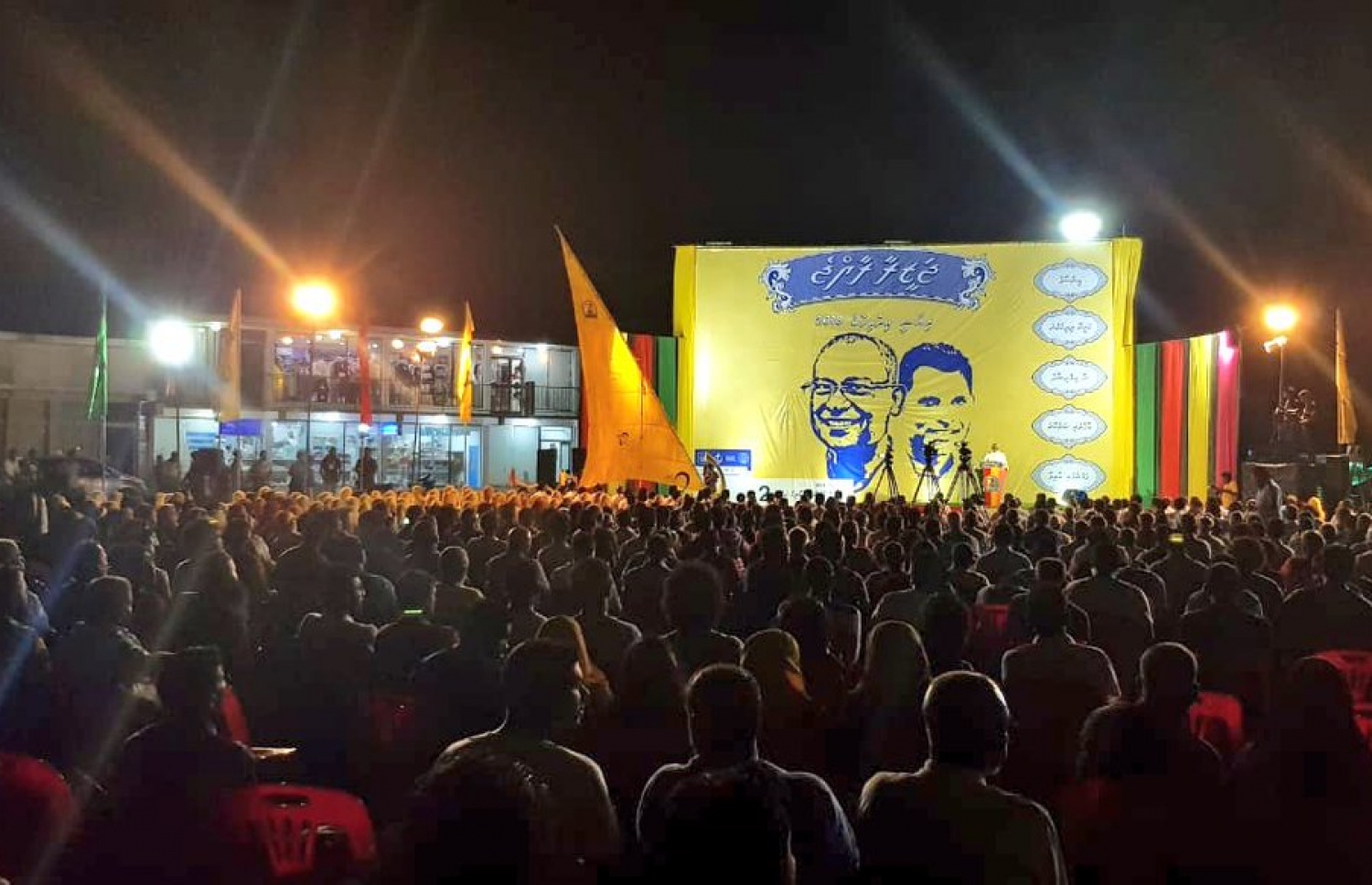 ތިނަދޫގައި މިރޭ ބޭއްވި ޖަލްސާގައި ބައިވެރިވުމަށް ގޮސް ތިބި މީހުން. - ފޮޓޯ: އެމްޑީޕީ