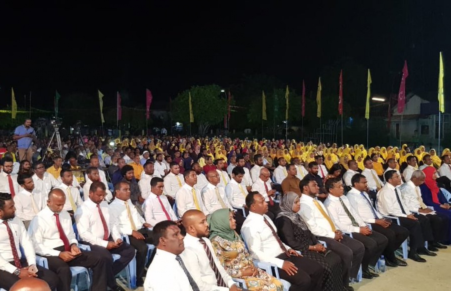 ތިނަދޫގައި މިރޭ ބޭއްވި އިދިކޮޅު ކޯލިޝަންގެ ޖަލްސާ. އެތައް ސަތޭކަ ބަޔަކު ޖަލްސާގައި ބައިވެރިވި. - ފޮޓޯ: އެމްޑީޕީ