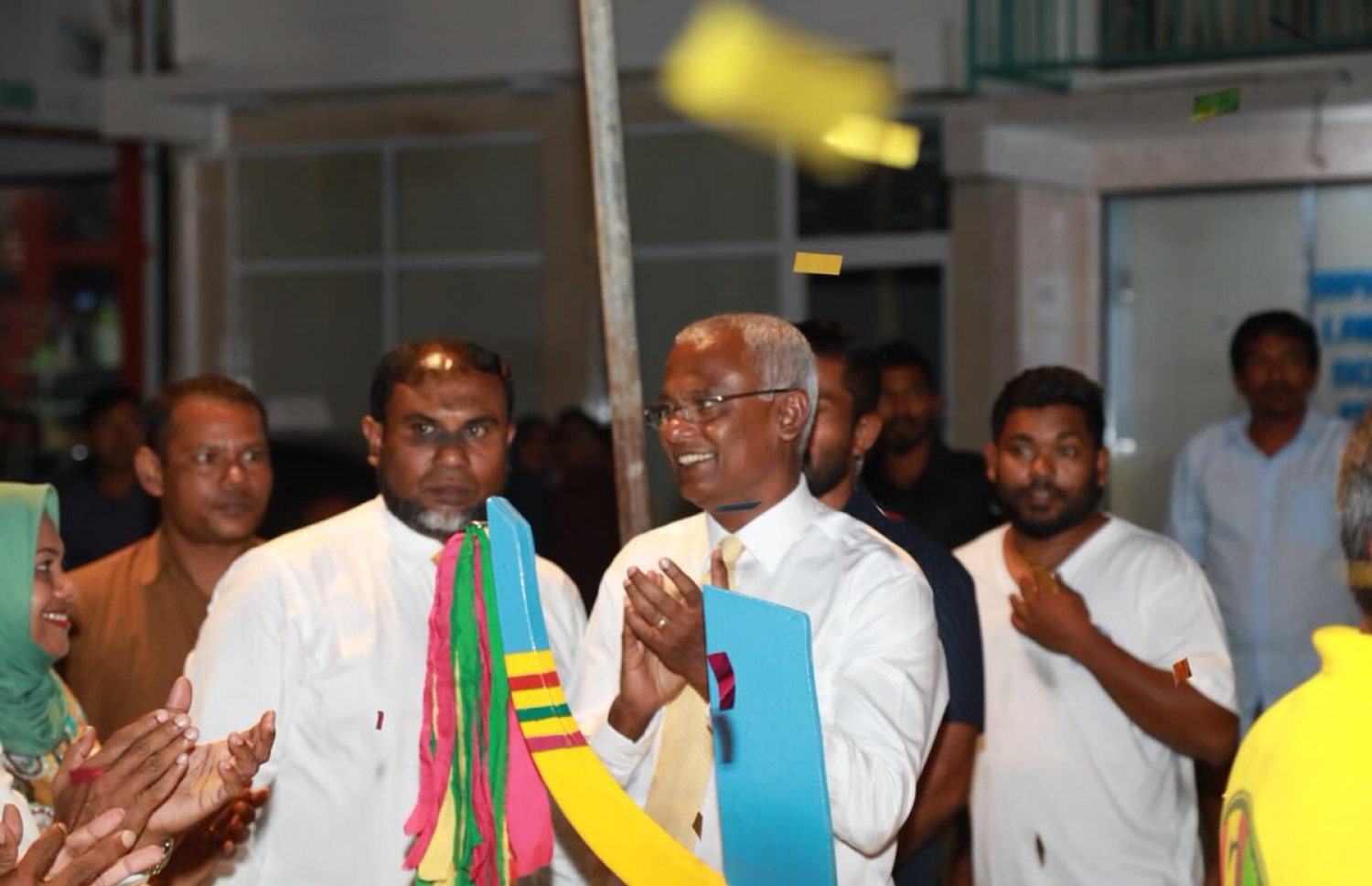 ތިނަދޫގައި މިރޭ ބޭއްވި ޖަލްސާ، އިބޫ ރަސްމީކޮށް ފައްޓަވައި ދެއްވަނީ. މި ޖަލްސާގައި ގިނަ އަދަދެއްގެ ބަޔަކު ވަނީ ބައިވެރިވެފައި. - ފޮޓޯ: އެމްޑީޕީ