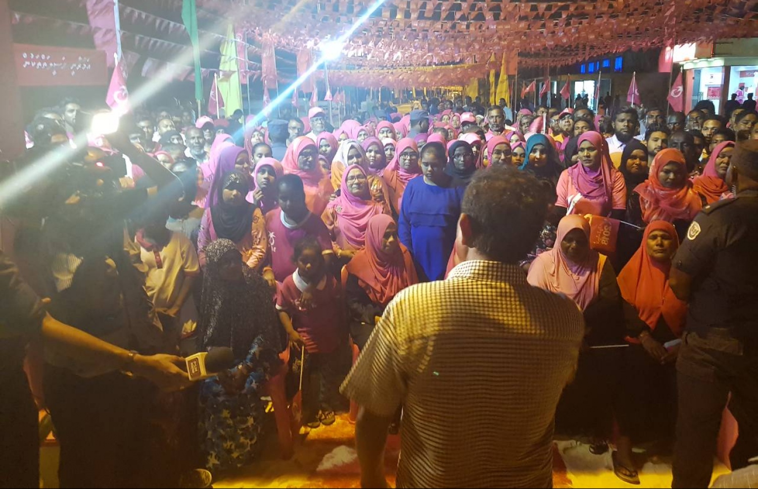 ރައީސް ޔާމީން ހިންނަވަރަށް ވަޑައިގެން ރައްޔިތުންނާ ބައްދަލުކުރެއްވުން-- ފޮޓޯ: ރައީސް އޮފީސް