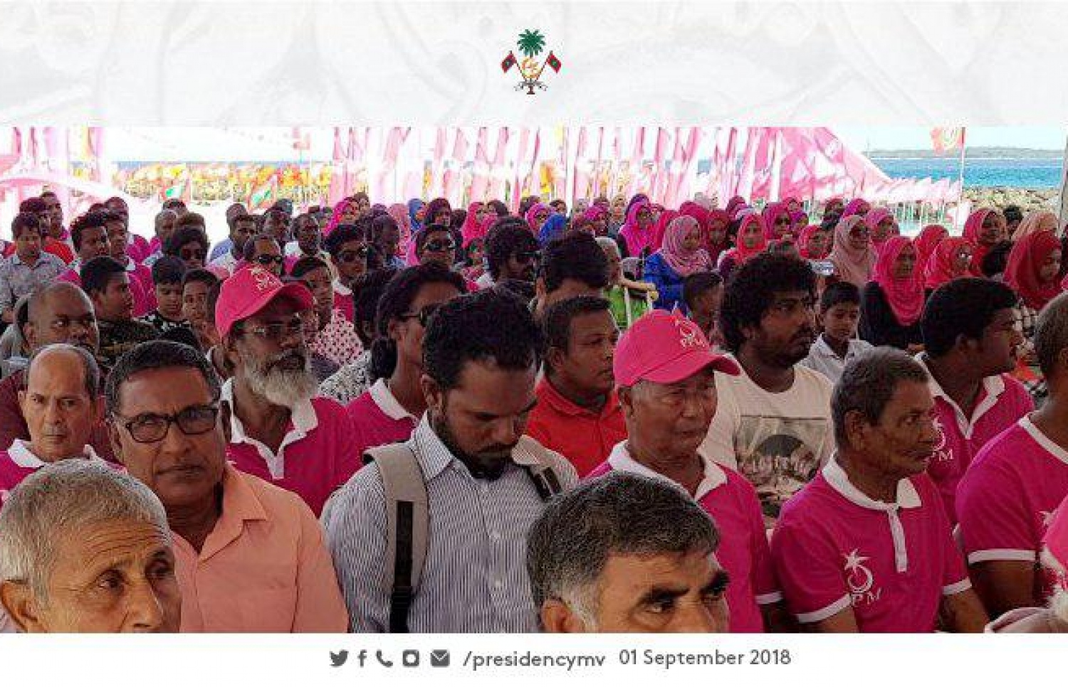 ކުރެންދޫ ގޮނޑުދޮށް ހިމާޔަތްކުރުމުގެ މަޝްރޫއު ނިމުން ފާހަގަކުރަން އެ ރަށުގައި ބޭއްވި ރަސްމިއްޔާތުގައި ބައިވެރިވެވަޑައިގެންނެވި ބޭފުޅުން.--ފޮޓޯ: ރައީސް އޮފީސް
