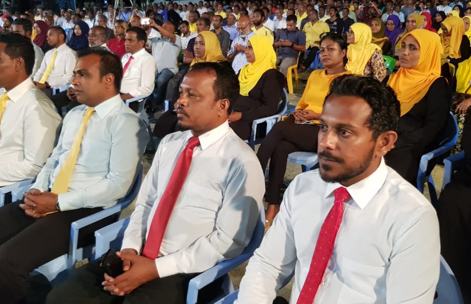 ގދ. ތިނަދޫ: އޮގަސްޓް 31، 2018- އިދިކޮޅު ރިޔާސީ ކެންޑިޑޭޓް އިބްރާހިމް މުހައްމަދު ސޯލިހް (އިބޫ) މި ރަށުގައި ބޭއްވެވި ކެމްޕެއިން ޖަލްސާއަށް ދިޔަ ބައެއް މީހުން: މި ޖަލްސާއަށް ވަރަށް ގިނަ ބަޔަކު ހާޒިރުވި.---ފޮޓޯ: އެމްޑީޕީ