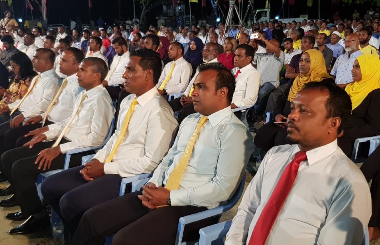 ގދ. ތިނަދޫ: އޮގަސްޓް 31، 2018- އިދިކޮޅު ރިޔާސީ ކެންޑިޑޭޓް އިބްރާހިމް މުހައްމަދު ސޯލިހް (އިބޫ) މި ރަށުގައި ބޭއްވެވި ކެމްޕެއިން ޖަލްސާއަށް ދިޔަ ބައެއް މީހުން: މި ޖަލްސާއަށް ވަރަށް ގިނަ ބަޔަކު ހާޒިރުވި.---ފޮޓޯ: އެމްޑީޕީ