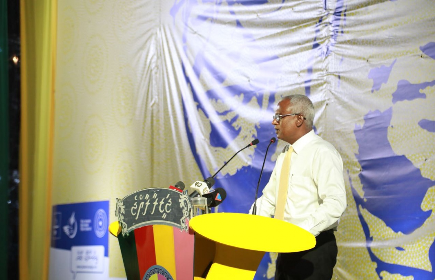 ގދ. ތިނަދޫ: އޮގަސްޓް 31، 2018- އިދިކޮޅު ރިޔާސީ ކެންޑިޑޭޓް އިބްރާހިމް މުހައްމަދު ސޯލިހް (އިބޫ) މި ރަށުގައި ބޭއްވެވި ކެމްޕެއިން ޖަލްސާގައި ވާހަކ ދައްކަވަނީ.---ފޮޓޯ: އެމްޑީޕީ