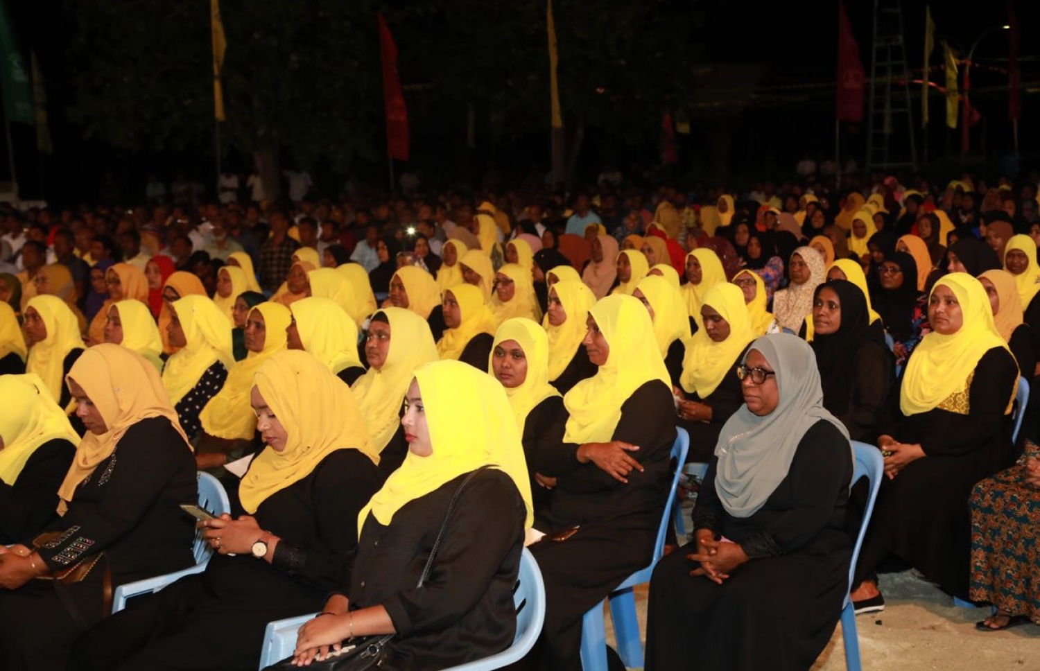 ގދ. ތިނަދޫ: އޮގަސްޓް 31، 2018- އިދިކޮޅު ރިޔާސީ ކެންޑިޑޭޓް އިބްރާހިމް މުހައްމަދު ސޯލިހް (އިބޫ) މި ރަށުގައި ބޭއްވެވި ކެމްޕެއިން ޖަލްސާއަށް ދިޔަ ބައެއް މީހުން: މި ޖަލްސާއަށް ވަރަށް ގިނަ ބަޔަކު ހާޒިރުވި.---ފޮޓޯ: އެމްޑީޕީ