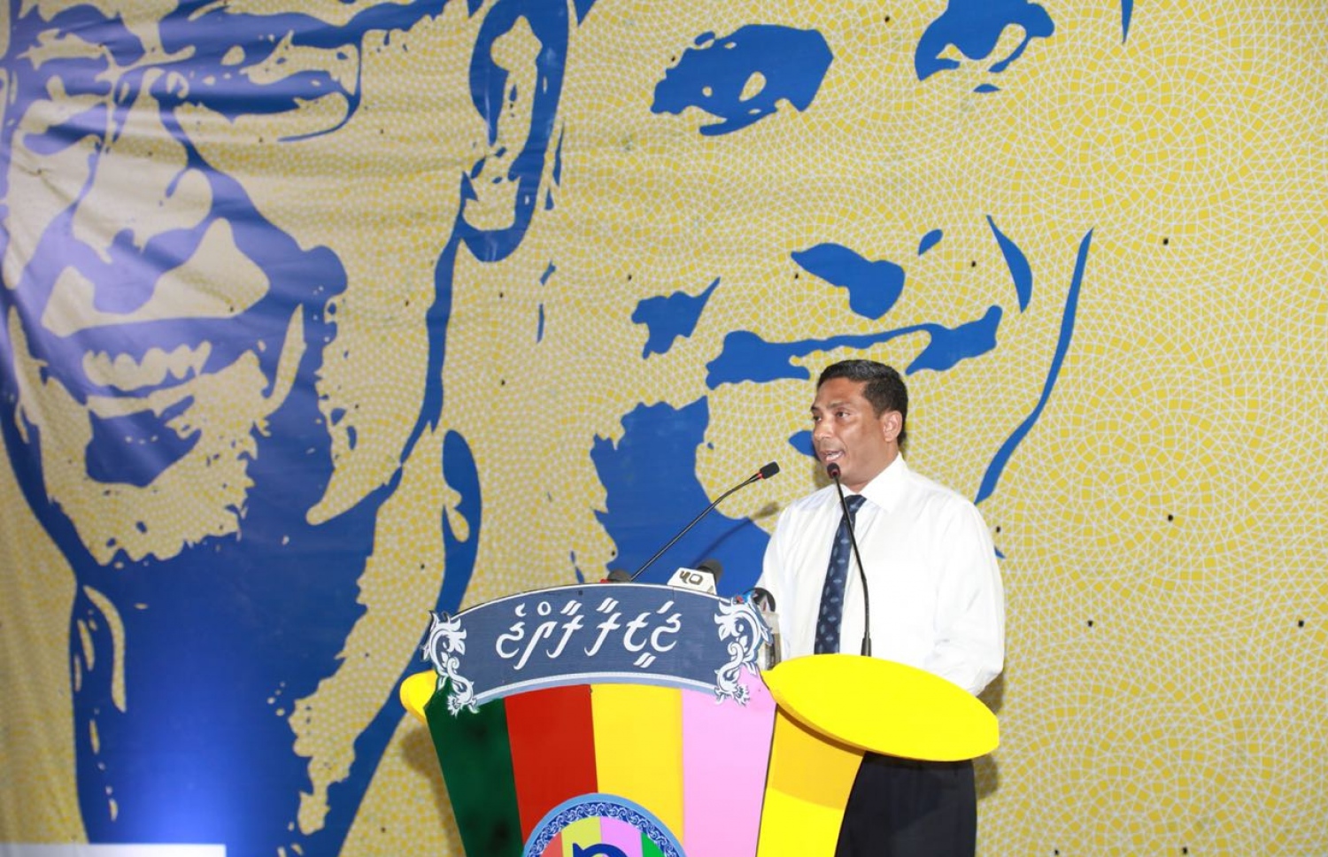 ގދ. ތިނަދޫ: އޮގަސްޓް 31، 2018- އިދިކޮޅު ރިޔާސީ ކެންޑިޑޭޓް އިބްރާހިމް މުހައްމަދު ސޯލިހް (އިބޫ) މި ރަށުގައި ބޭއްވެވި ކެމްޕެއިން ޖަލްސާގައި ތިނަދޫ އުތުރު ދާއިރާގެ މެމްބަރު ސައުދުﷲ ހިލްމީ ވާހަކަ ދައްކަވަނީ: މި ޖަލްސާއަށް ވަރަށް ގިނަ ބަޔަކު ހާޒިރުވި.---ފޮޓޯ: އެމްޑީޕީ