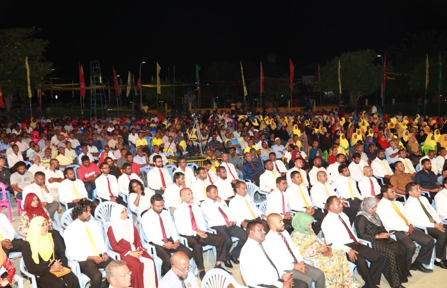 ގދ. ތިނަދޫ: އޮގަސްޓް 31، 2018- އިދިކޮޅު ރިޔާސީ ކެންޑިޑޭޓް އިބްރާހިމް މުހައްމަދު ސޯލިހް (އިބޫ) މި ރަށުގައި ބޭއްވެވި ކެމްޕެއިން ޖަލްސާއަށް ދިޔަ ބައެއް މީހުން: މި ޖަލްސާއަށް ވަރަށް ގިނަ ބަޔަކު ހާޒިރުވި.---ފޮޓޯ: އެމްޑީޕީ