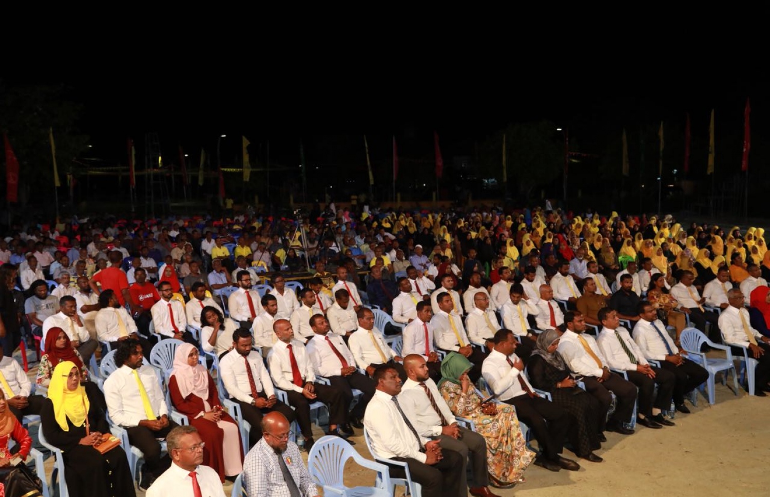 ގދ. ތިނަދޫ: އޮގަސްޓް 31، 2018- އިދިކޮޅު ރިޔާސީ ކެންޑިޑޭޓް އިބްރާހިމް މުހައްމަދު ސޯލިހް (އިބޫ) މި ރަށުގައި ބޭއްވެވި ކެމްޕެއިން ޖަލްސާއަށް ދިޔަ ބައެއް މީހުން: މި ޖަލްސާއަށް ވަރަށް ގިނަ ބަޔަކު ހާޒިރުވި.---ފޮޓޯ: އެމްޑީޕީ