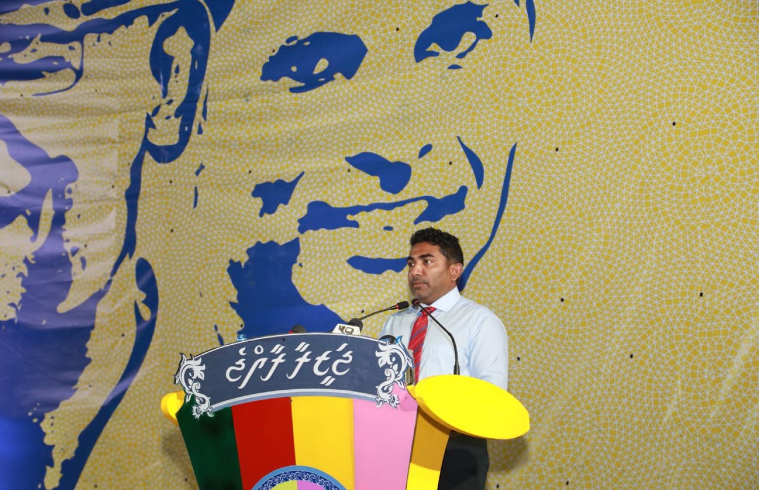 ގދ. ތިނަދޫ: އޮގަސްޓް 31، 2018- އިދިކޮޅު ރިޔާސީ ކެންޑިޑޭޓް އިބްރާހިމް މުހައްމަދު ސޯލިހް (އިބޫ) މި ރަށުގައި ބޭއްވެވި ކެމްޕެއިން ޖަލްސާގައި، ޖުމްހޫރީ ޕާޓީގެ ޑެޕިއުޓީ ލީޑަރު އަބްދުﷲ އަމީން ވާހަކަ ދައްކަވަނީ.---ފޮޓޯ: އެމްޑީޕީ