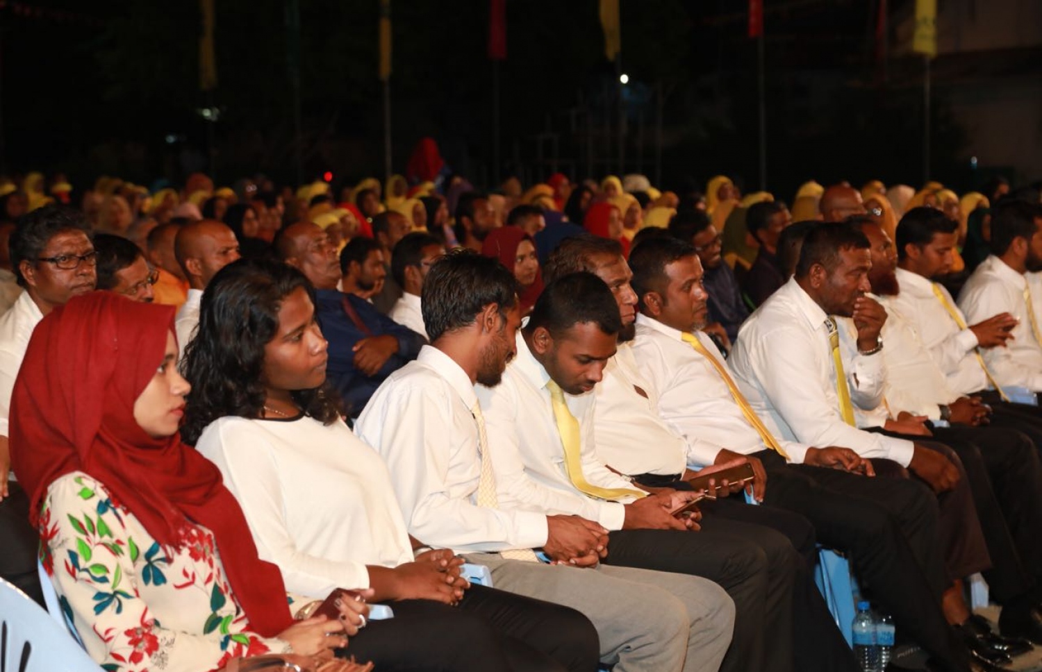 ގދ. ތިނަދޫ: އޮގަސްޓް 31، 2018- އިދިކޮޅު ރިޔާސީ ކެންޑިޑޭޓް އިބްރާހިމް މުހައްމަދު ސޯލިހް (އިބޫ) މި ރަށުގައި ބޭއްވެވި ކެމްޕެއިން ޖަލްސާއަށް ދިޔަ ބައެއް މީހުން: މި ޖަލްސާއަށް ވަރަށް ގިނަ ބަޔަކު ހާޒިރުވި.---ފޮޓޯ: އެމްޑީޕީ