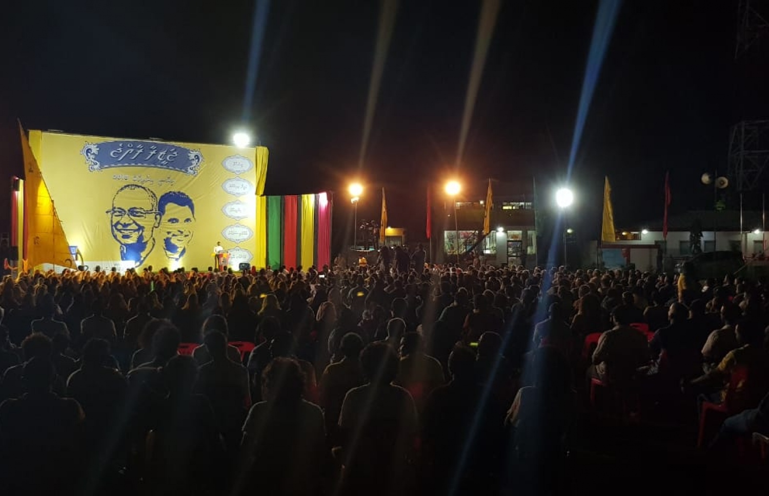 ގދ. ތިނަދޫ: އޮގަސްޓް 31، 2018- އިދިކޮޅު ރިޔާސީ ކެންޑިޑޭޓް އިބްރާހިމް މުހައްމަދު ސޯލިހް (އިބޫ) މި ރަށުގައި ބޭއްވެވި ކެމްޕެއިން ޖަލްސާއަށް ދިޔަ މީހުން: މި ޖަލްސާއަށް ވަރަށް ގިނަ ބަޔަކު ހާޒިރުވި.---ފޮޓޯ: އެމްޑީޕީ