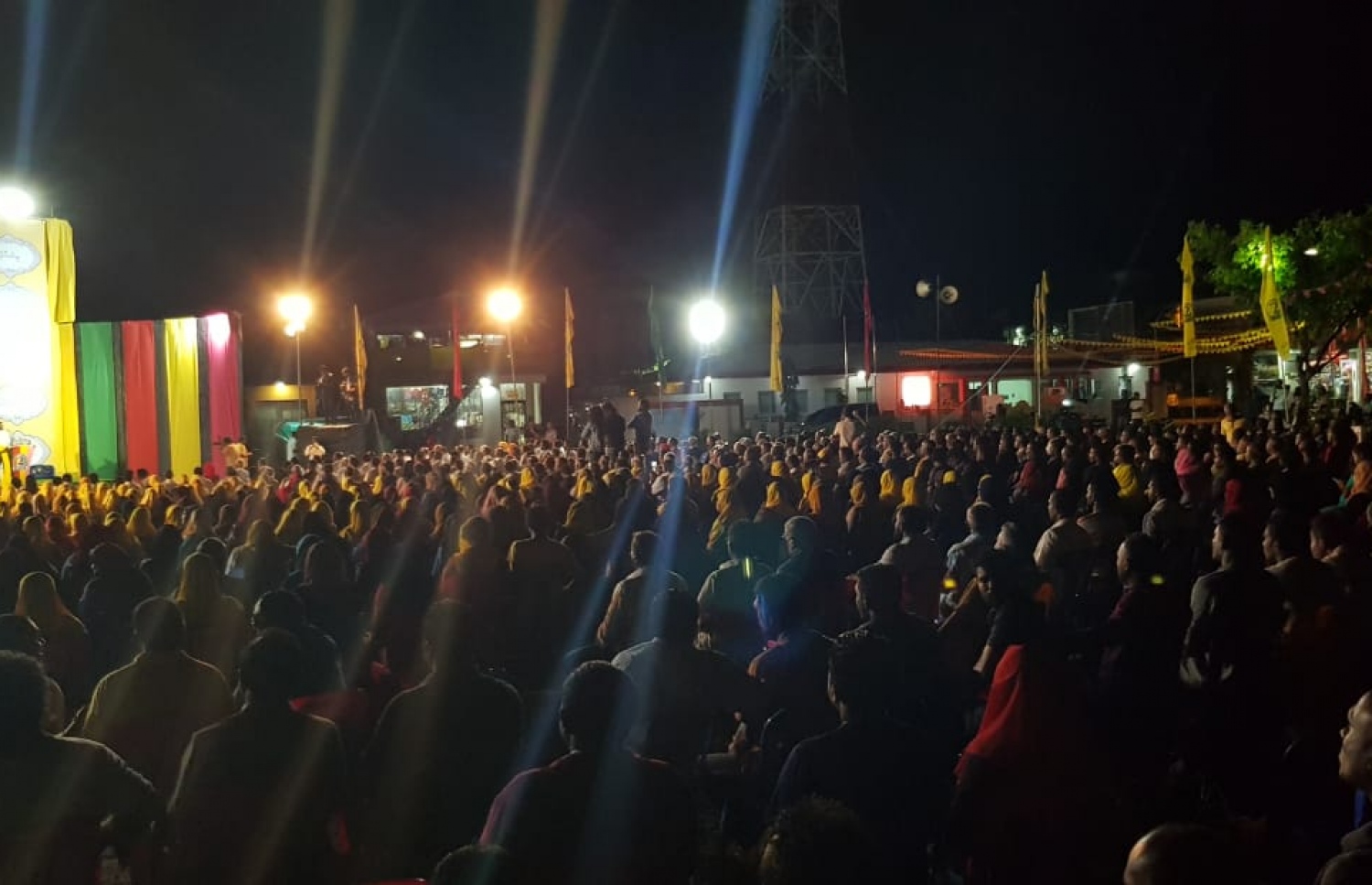 ގދ. ތިނަދޫ: އޮގަސްޓް 31، 2018- އިދިކޮޅު ރިޔާސީ ކެންޑިޑޭޓް އިބްރާހިމް މުހައްމަދު ސޯލިހް (އިބޫ) މި ރަށުގައި ބޭއްވެވި ކެމްޕެއިން ޖަލްސާއަށް ދިޔަ މީހުން: މި ޖަލްސާއަށް ވަރަށް ގިނަ ބަޔަކު ހާޒިރުވި.---ފޮޓޯ: އެމްޑީޕީ