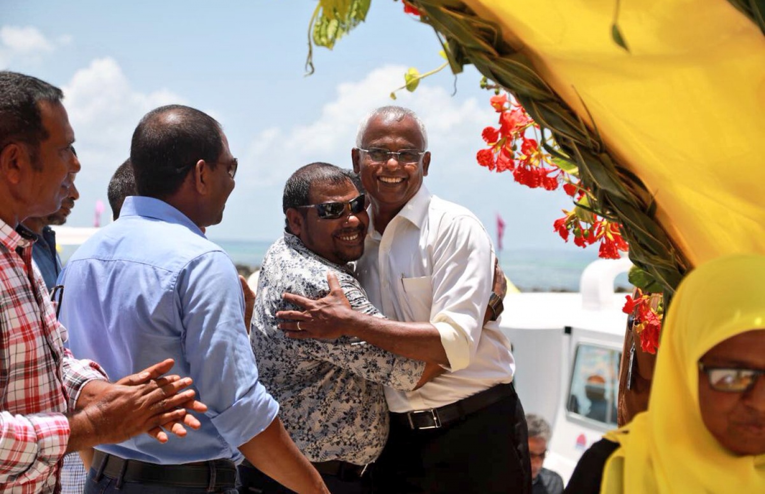 އިބޫ މިއަދު ކޮލަމާފުއްޓަށް ވަޑައިގެން، މީހެއްގެ ގައިގައި ބައްދާލައްވަނީ. - ފޮޓޯ: އެމްޑީޕީ