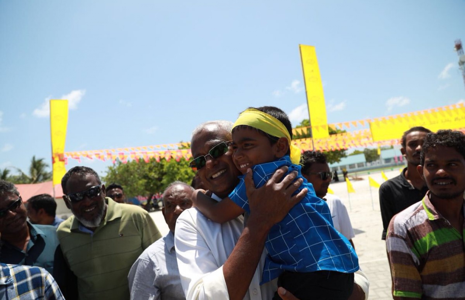 އިބޫ މިއަދު ގއ. ދެއްވަދޫ އަށް ވަޑައިގެން ކުޑަ ކުއްޖަކު އުރާލައްވަނީ. - ފޮޓޯ: އެމްޑީޕީ