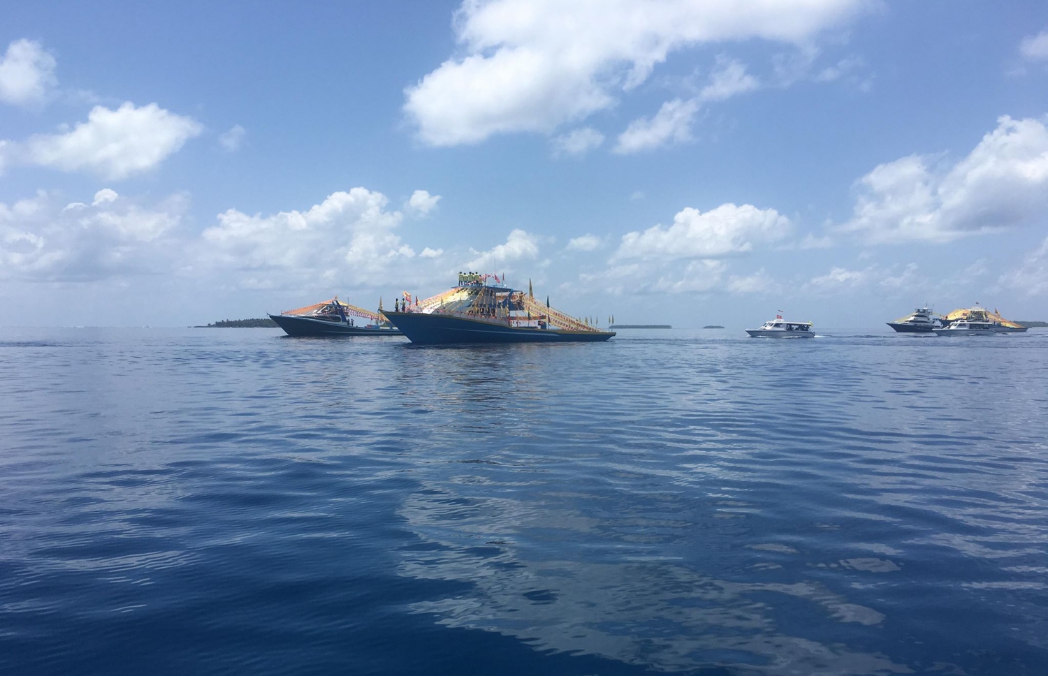 އިބޫ މިއަދު ކޮލަމާފުއްޓަށް ވަޑައިގަތުމުގެ ކުރިން، އެ ރަށުގެ މަސްދޯނިފަހަރު، ފަޅު ކައިރީގައި.